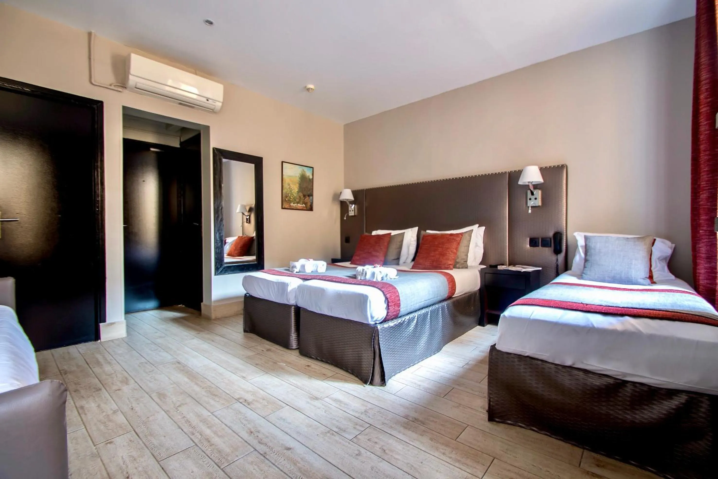 Bed in Hotel Migny Opéra Montmartre