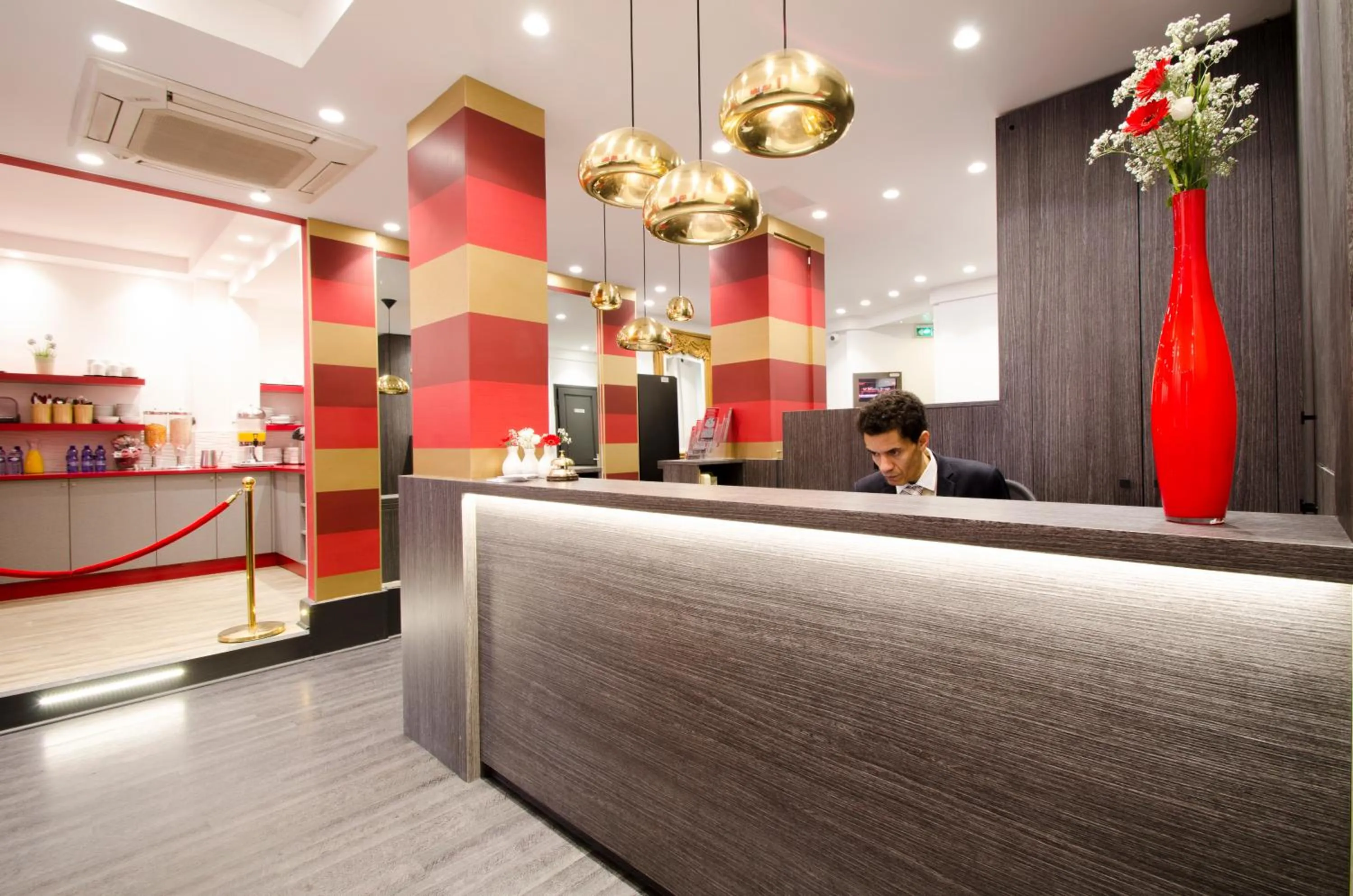 Staff in Hotel Migny Opéra Montmartre