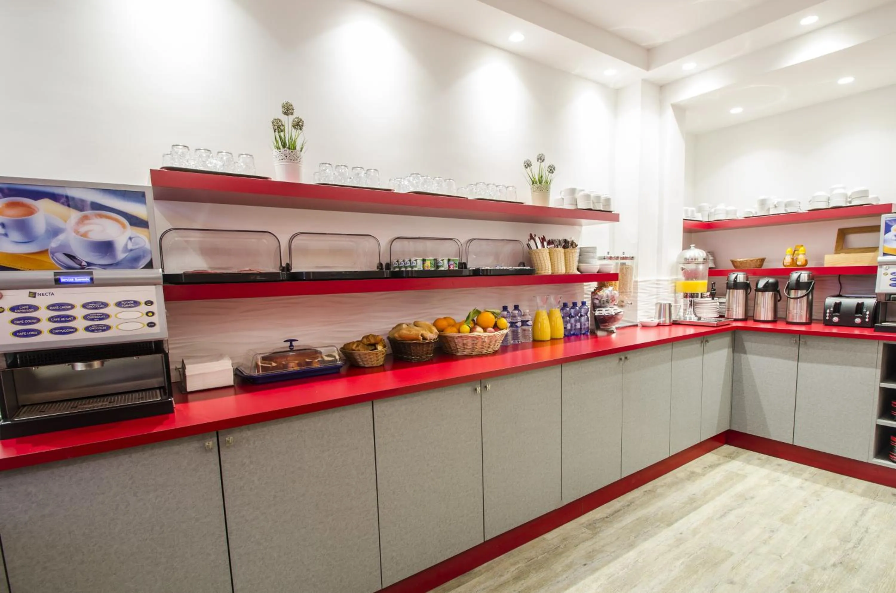 Restaurant/places to eat in Hotel Migny Opéra Montmartre