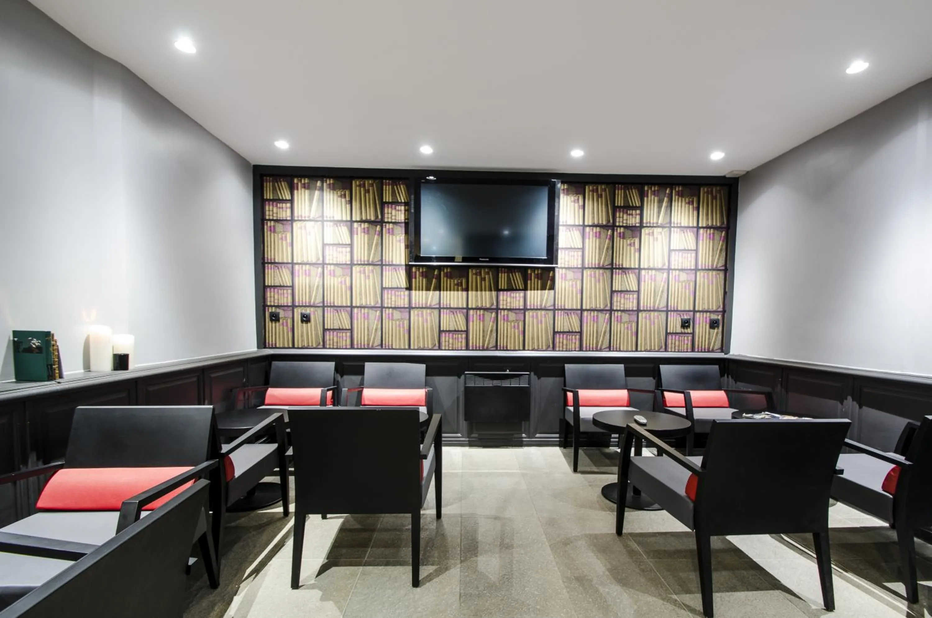 Communal lounge/ TV room in Hotel Migny Opéra Montmartre