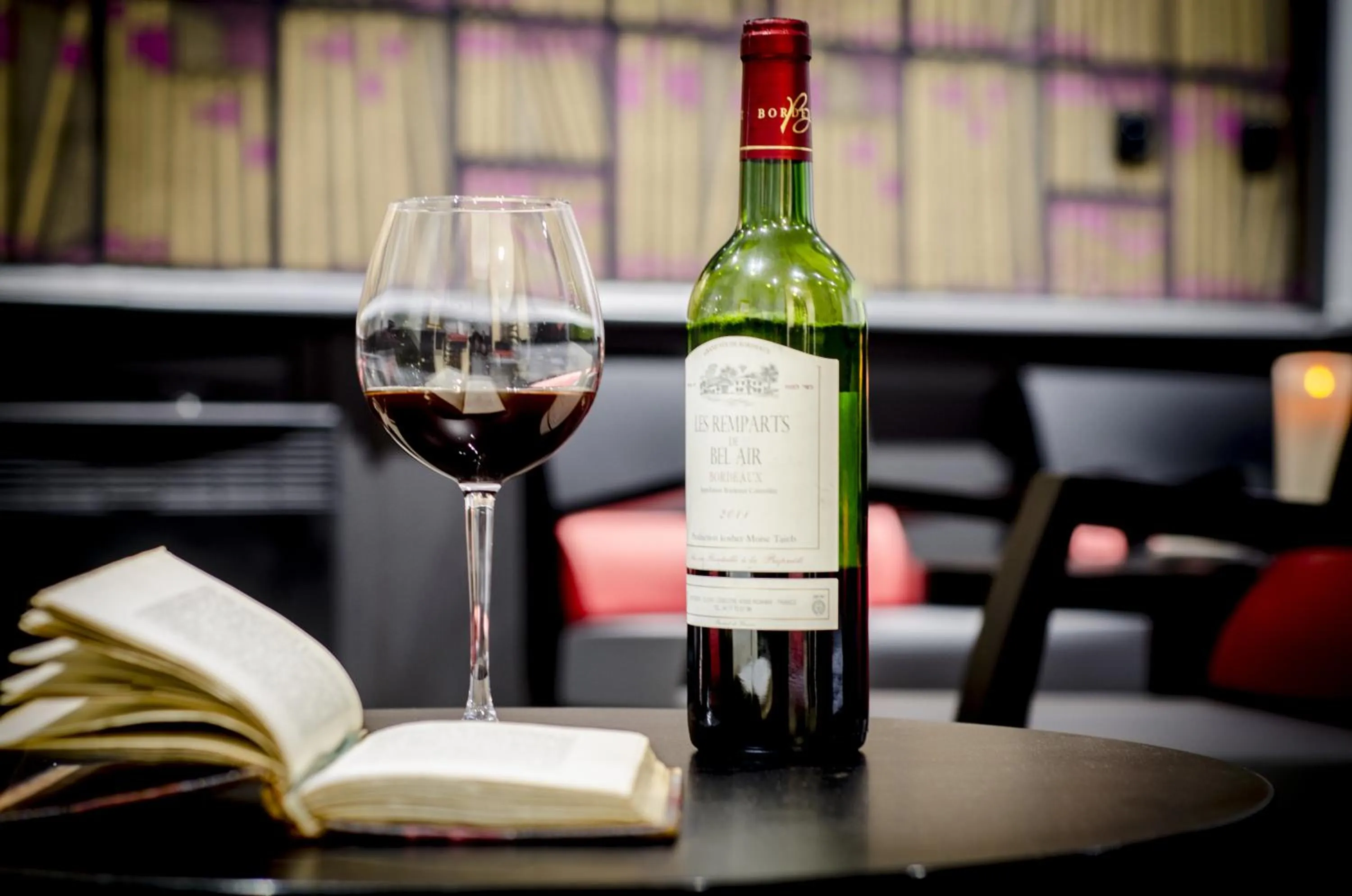 Communal lounge/ TV room in Hotel Migny Opéra Montmartre
