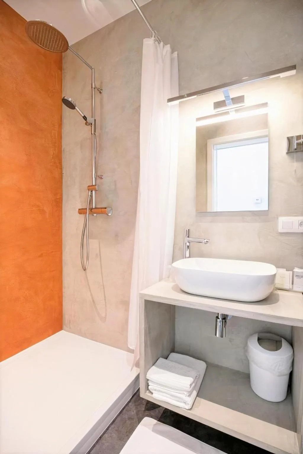 Shower in Hotel L'Esprit Sain