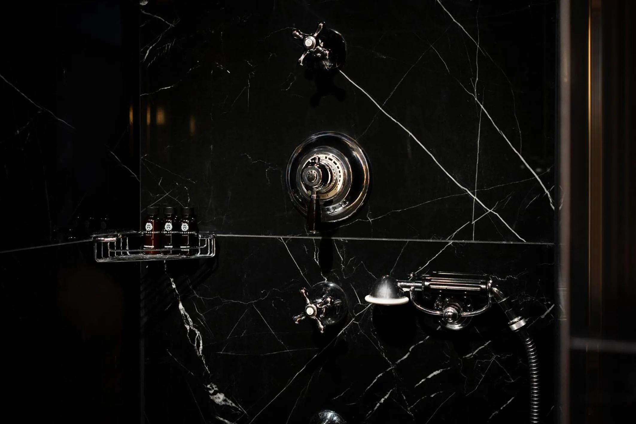 Shower in Maison Athénée