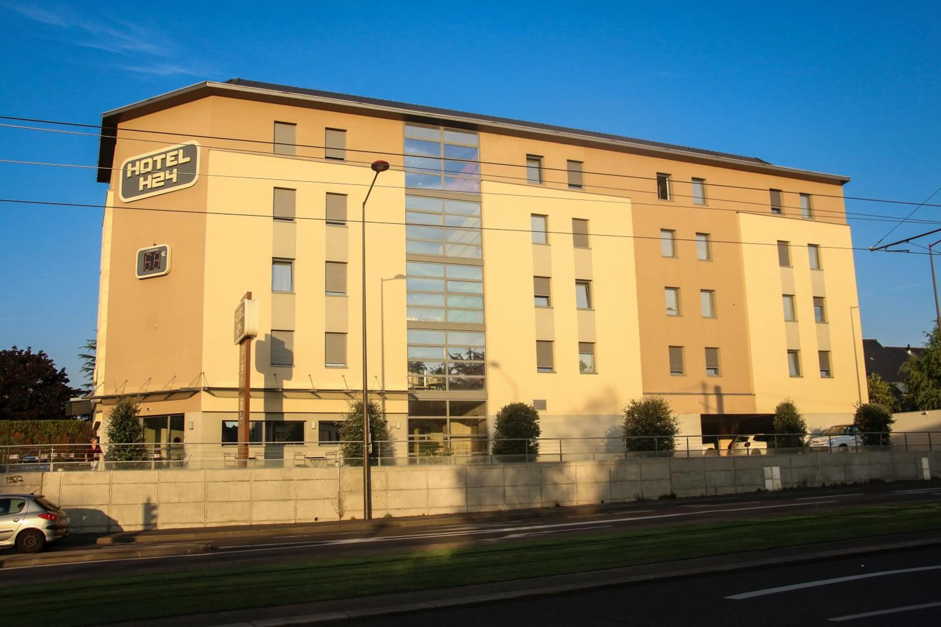 Facade/entrance in H24 HOTEL