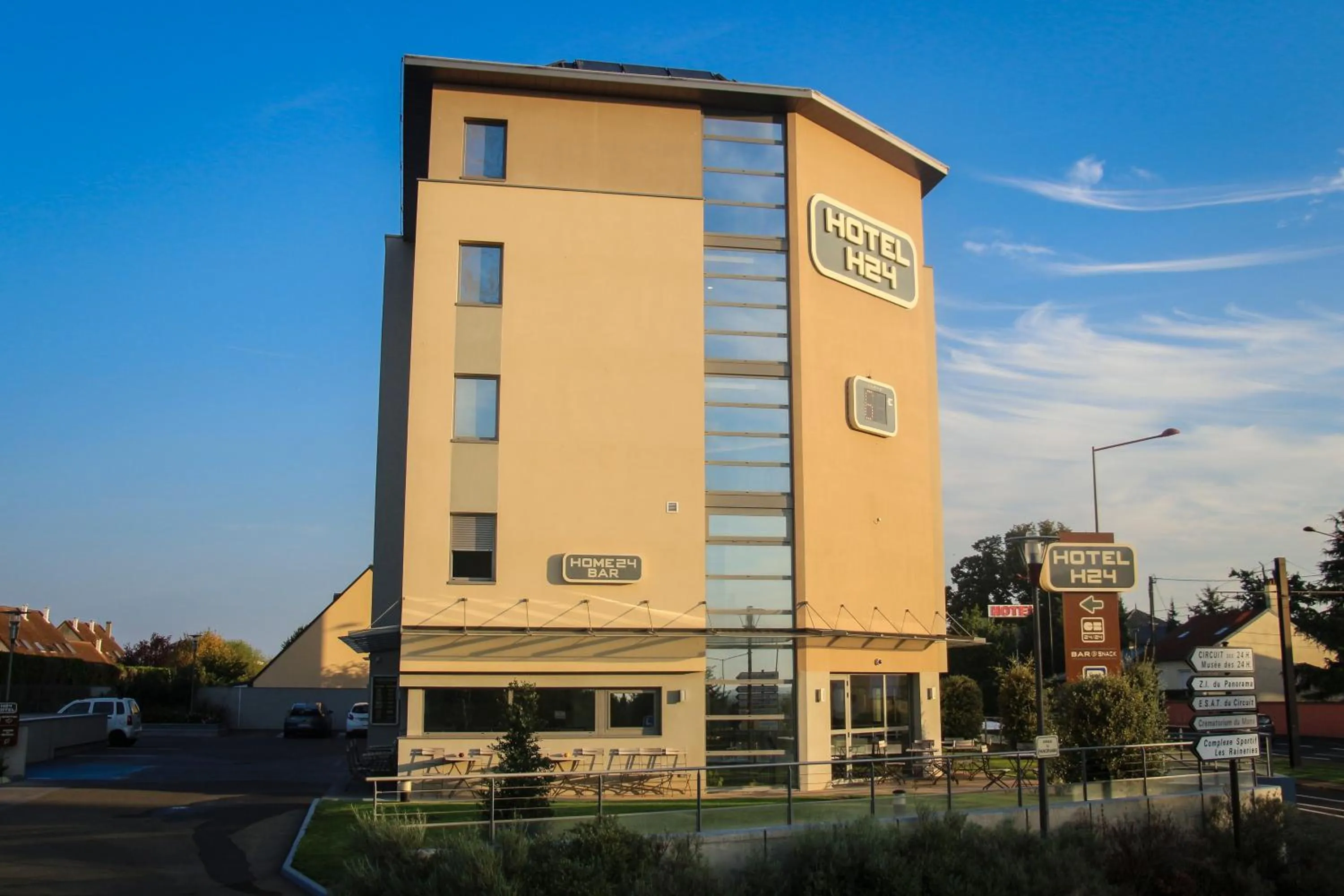 Facade/entrance in H24 HOTEL