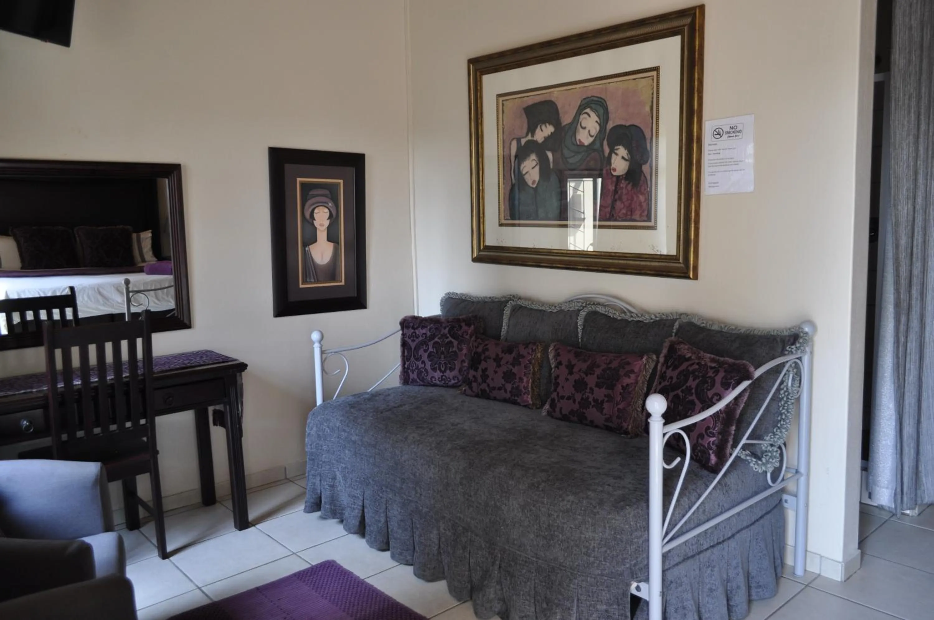 Seating area, Bed in Cashan BnB
