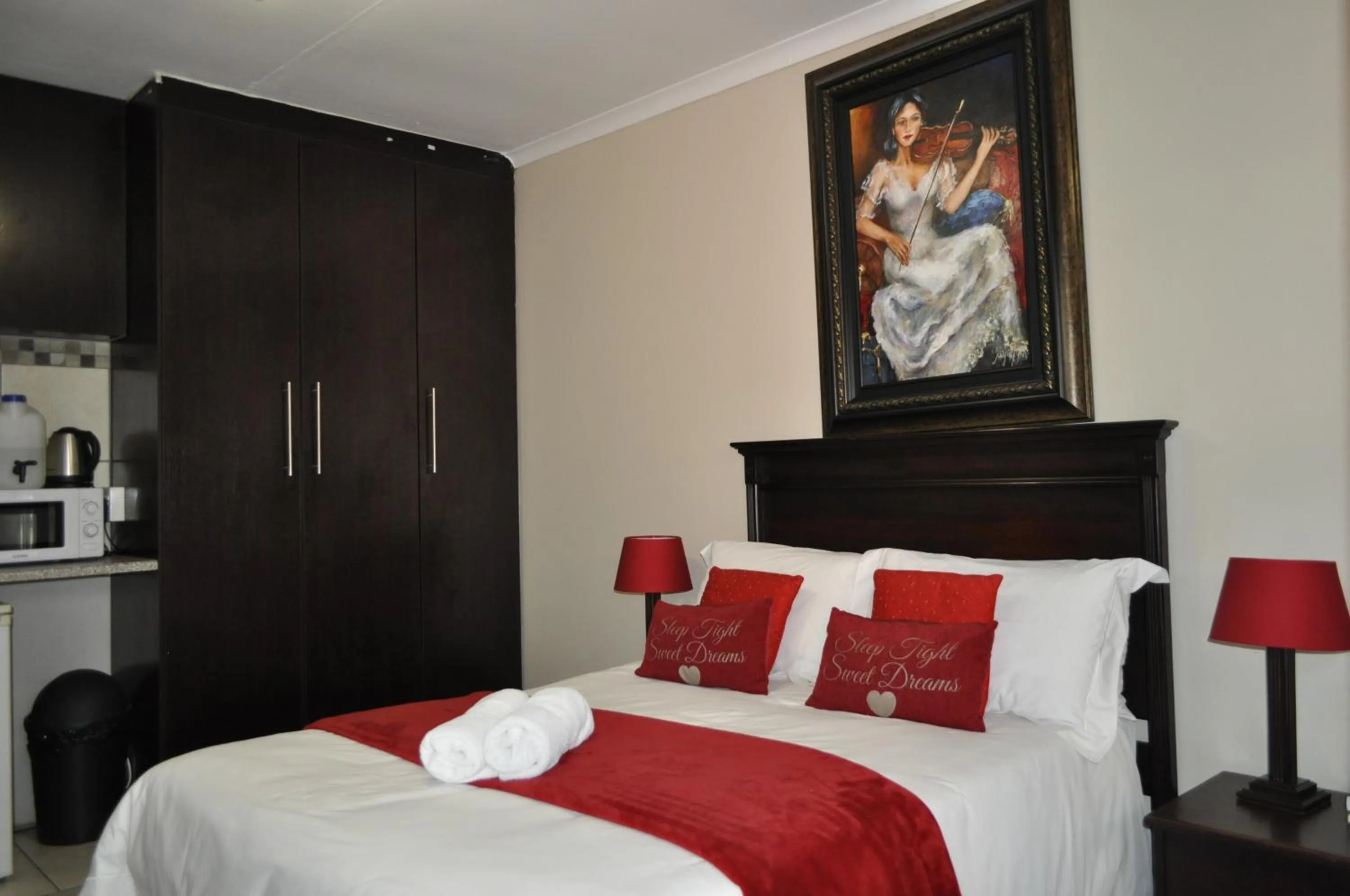 Kitchen or kitchenette, Bed in Cashan BnB