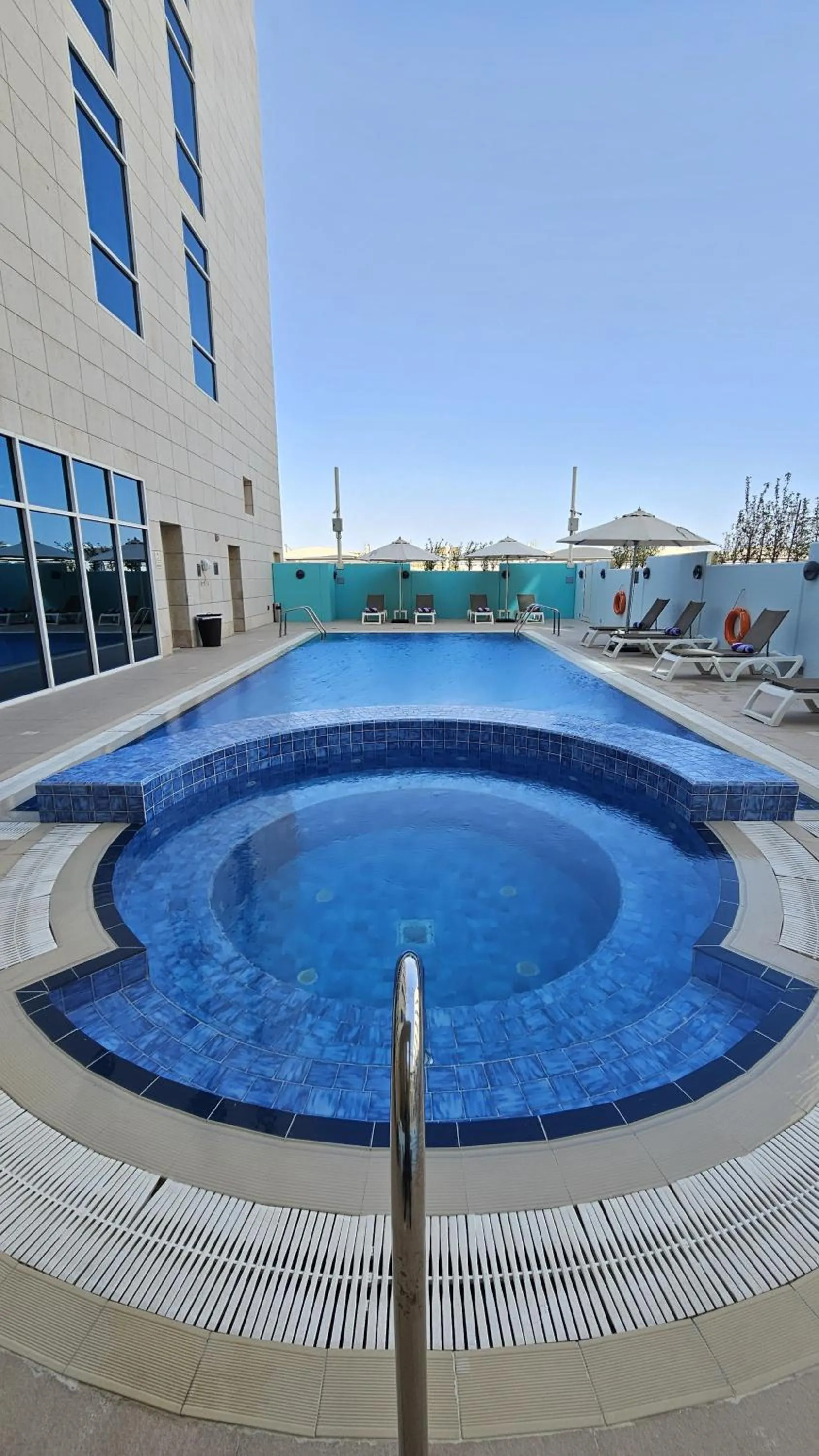 Swimming pool in Premier Inn Doha Education City