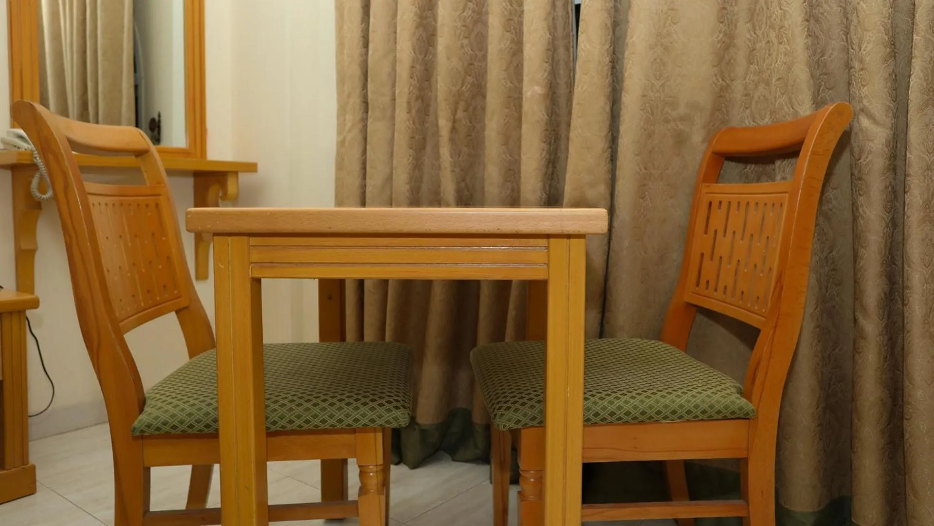 Dining area in ltlalat Al Shorouq Hotel