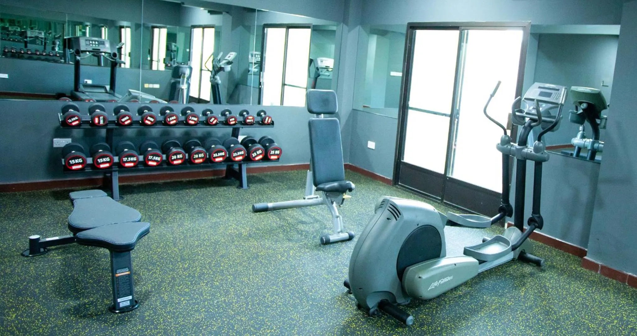 Fitness centre/facilities in ltlalat Al Shorouq Hotel
