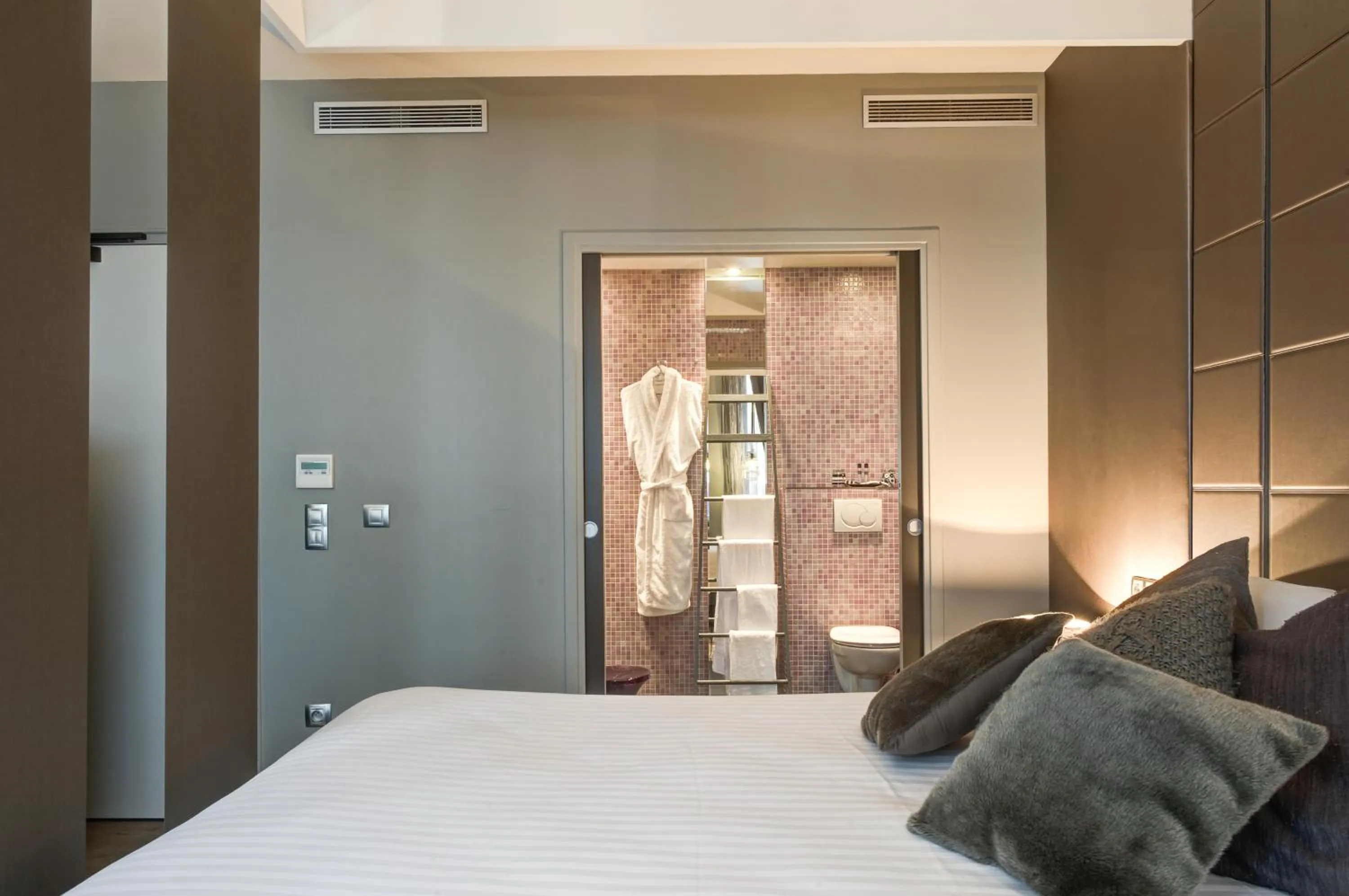 Bathroom, Bed in ZE Hotel