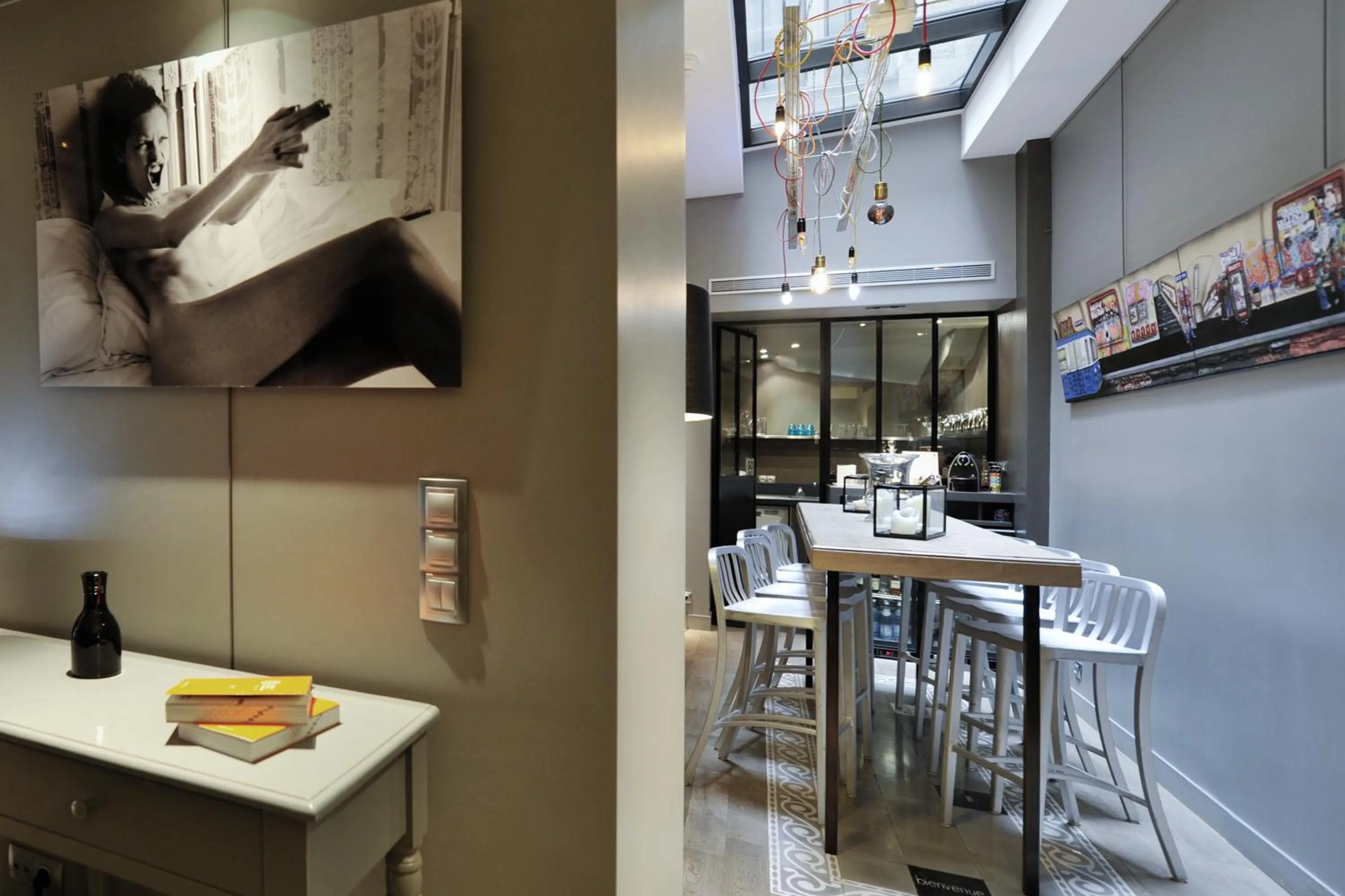 Restaurant/places to eat in ZE Hotel