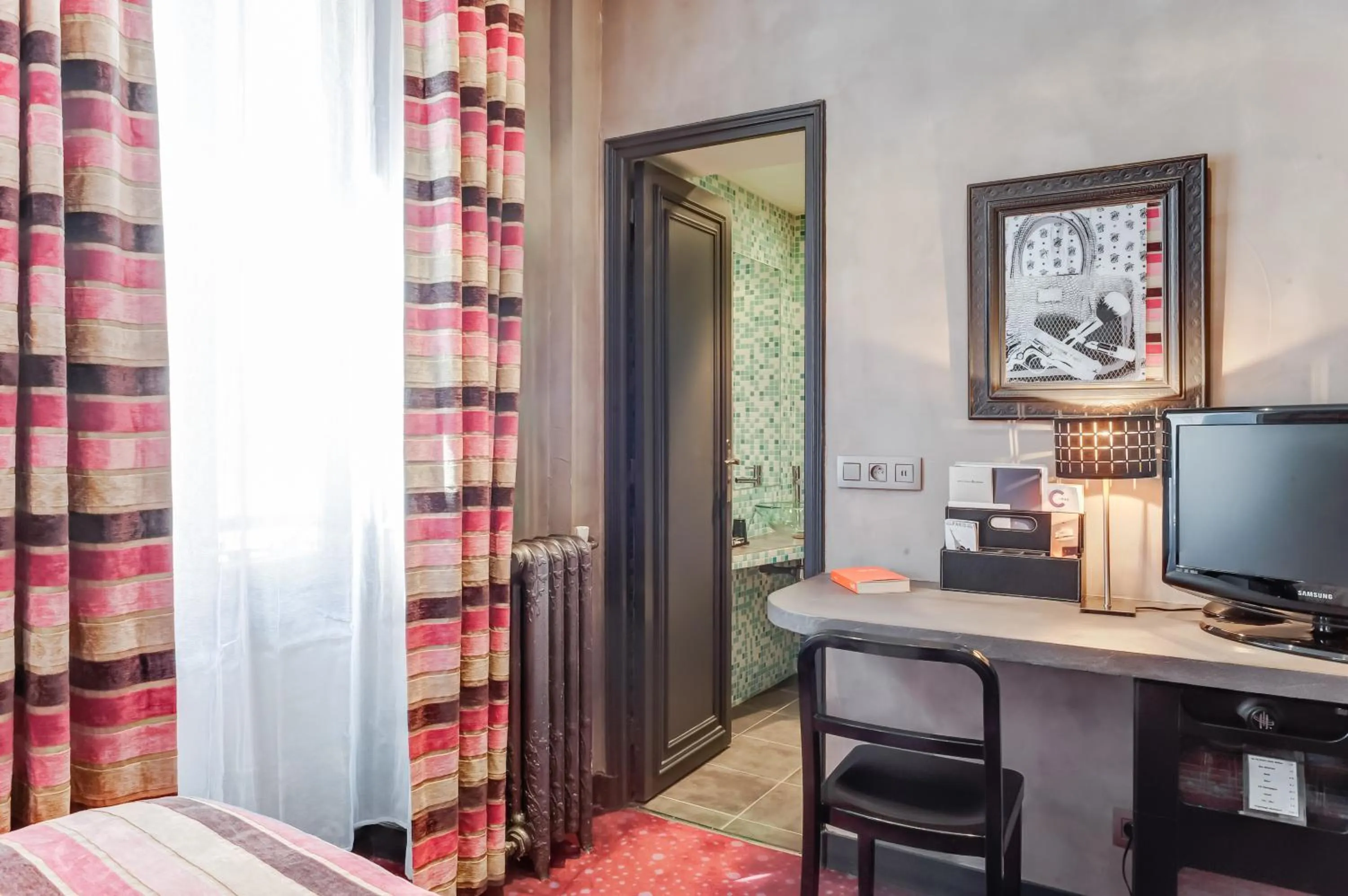 Photo of the whole room, Bed in ZE Hotel