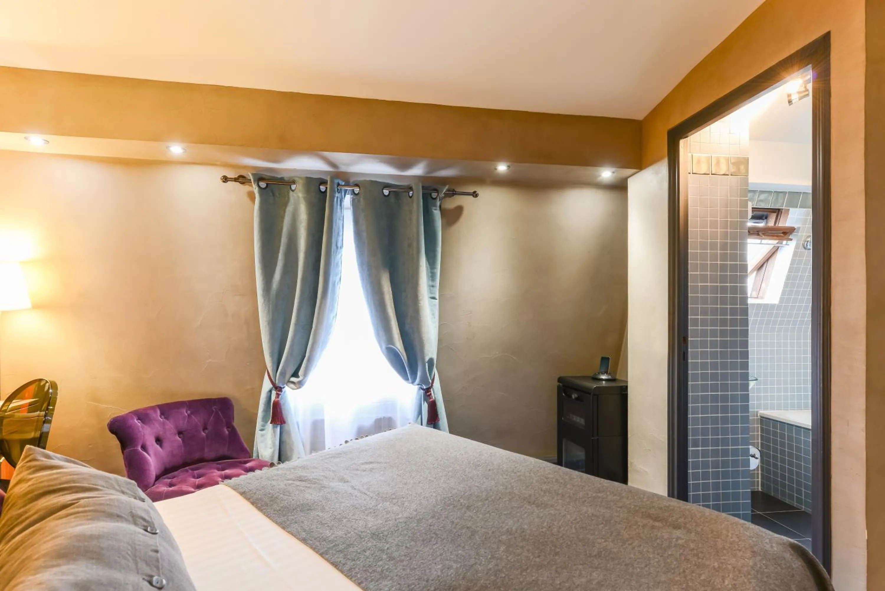 Photo of the whole room, Bed in ZE Hotel