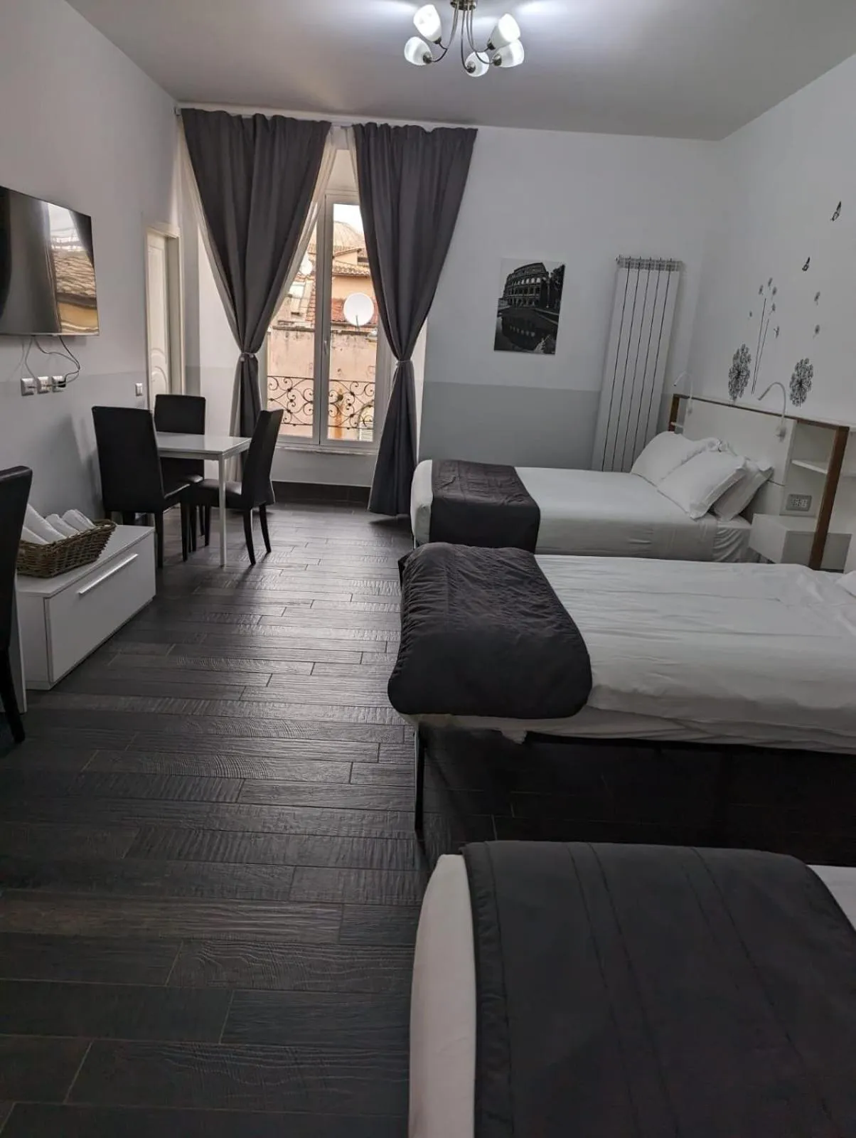 Photo of the whole room, Bed in Arch Rome Suites
