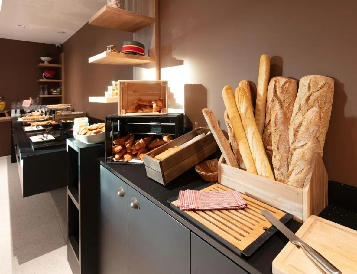 Food and drinks in Hotel Leo Station, Villa et Annexes