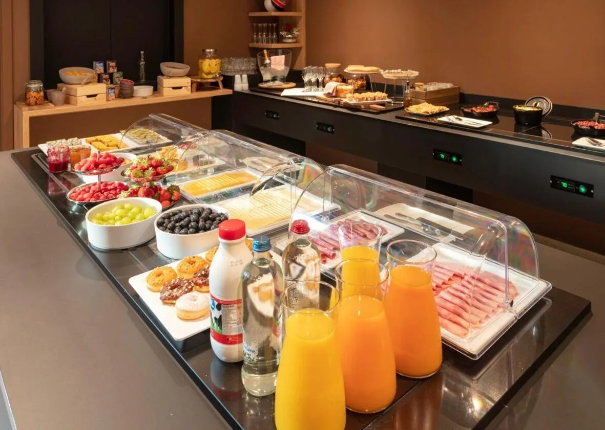 Food and drinks in Hotel Leo Station, Villa et Annexes