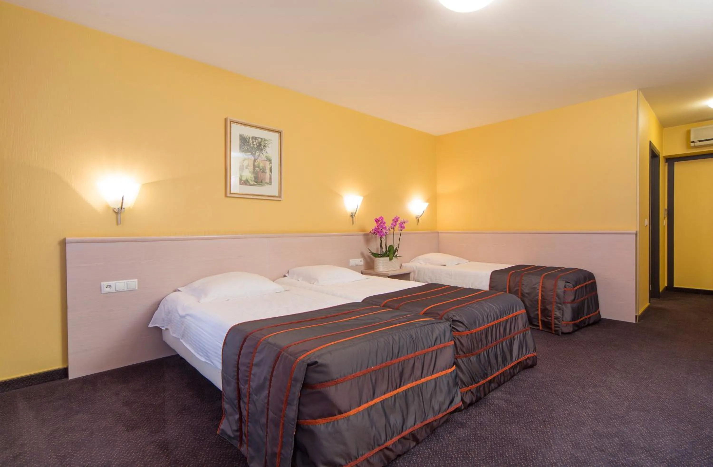 Bed in Hotel Leo Station, Villa et Annexes