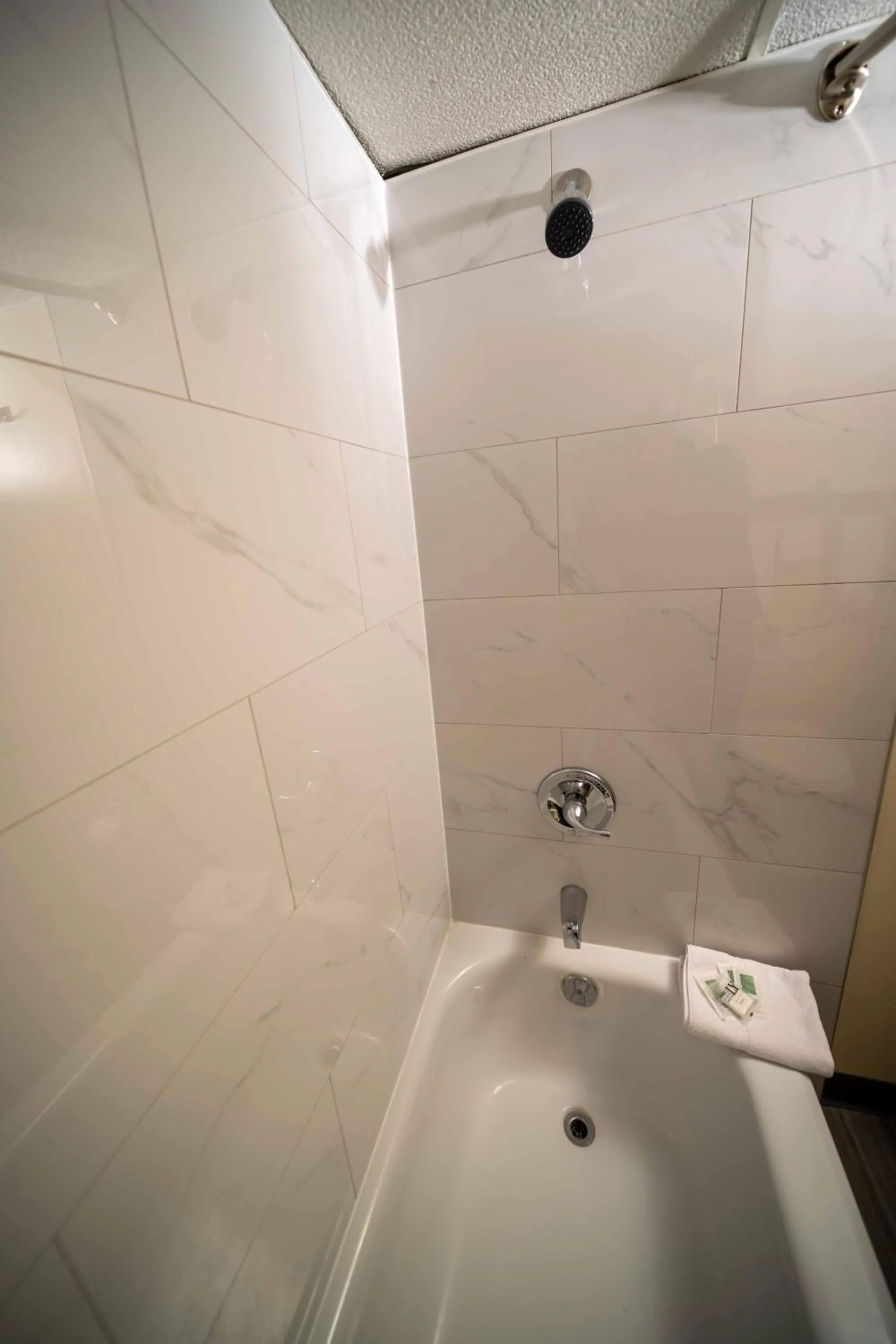 Shower in Northern Lights Inn