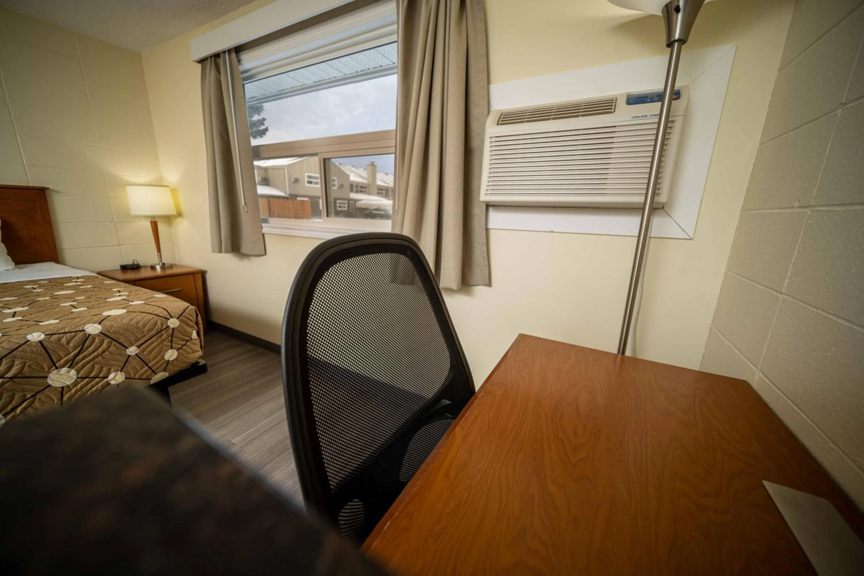 Seating area, Bed in Northern Lights Inn