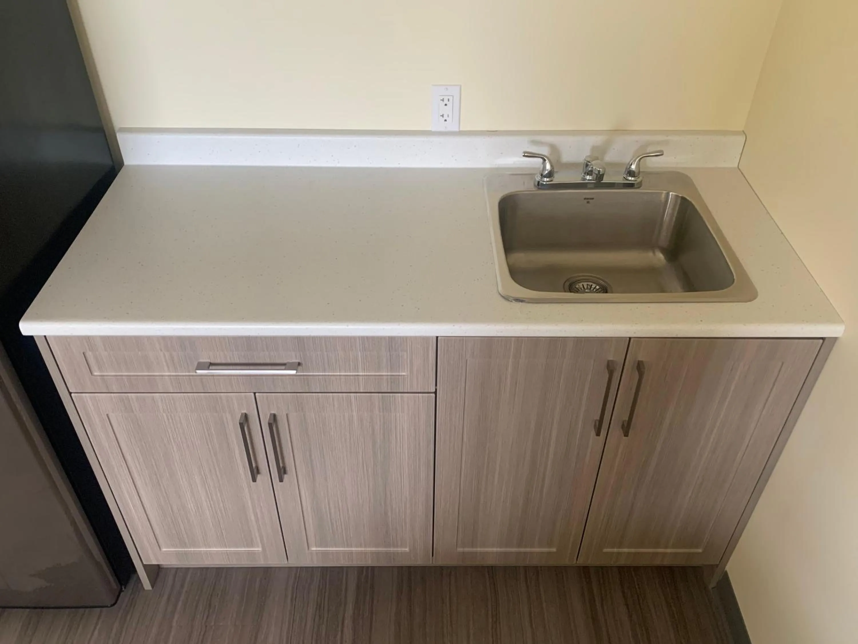 Kitchen or kitchenette in Northern Lights Inn