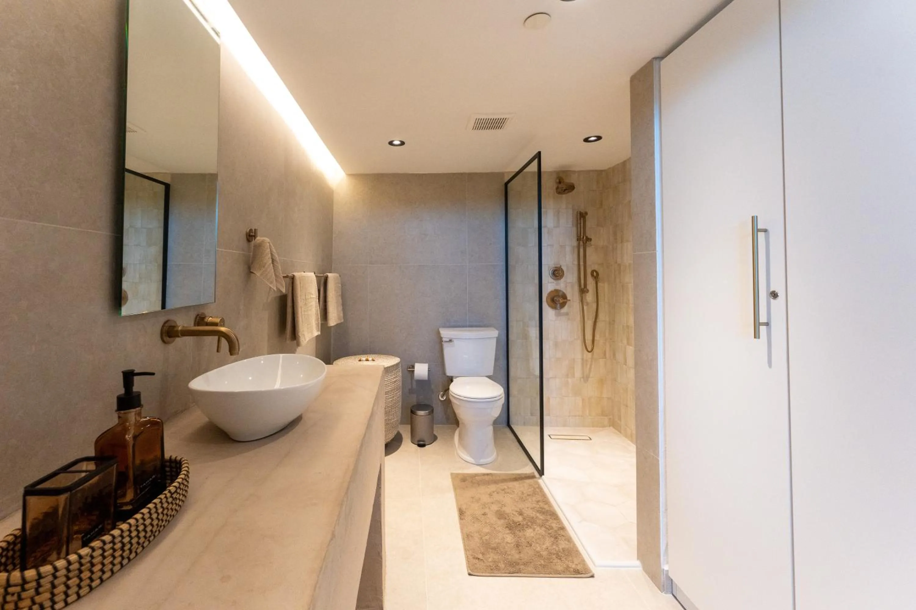 OCEAN VIEW DELUXE SUITE: PVT. BEACH & POOL