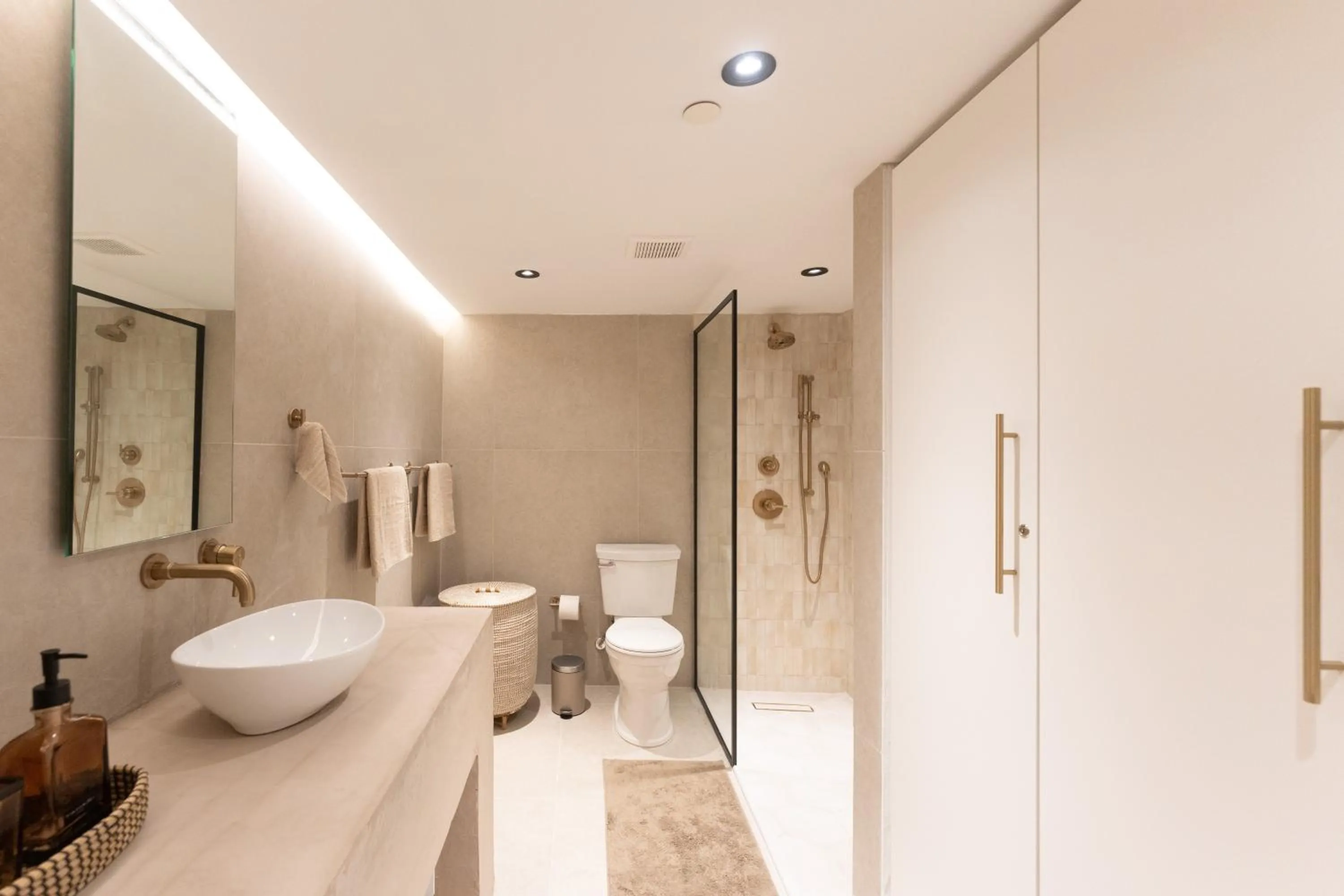 Bathroom in OCEAN VIEW DELUXE SUITE: PVT. BEACH & POOL