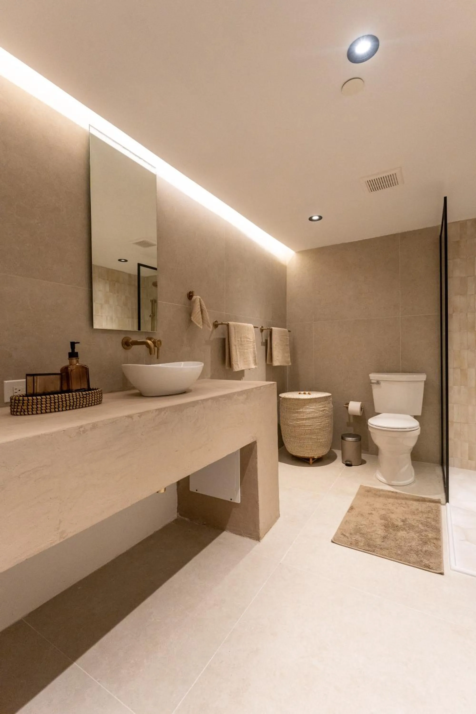 Bathroom in OCEAN VIEW DELUXE SUITE: PVT. BEACH & POOL