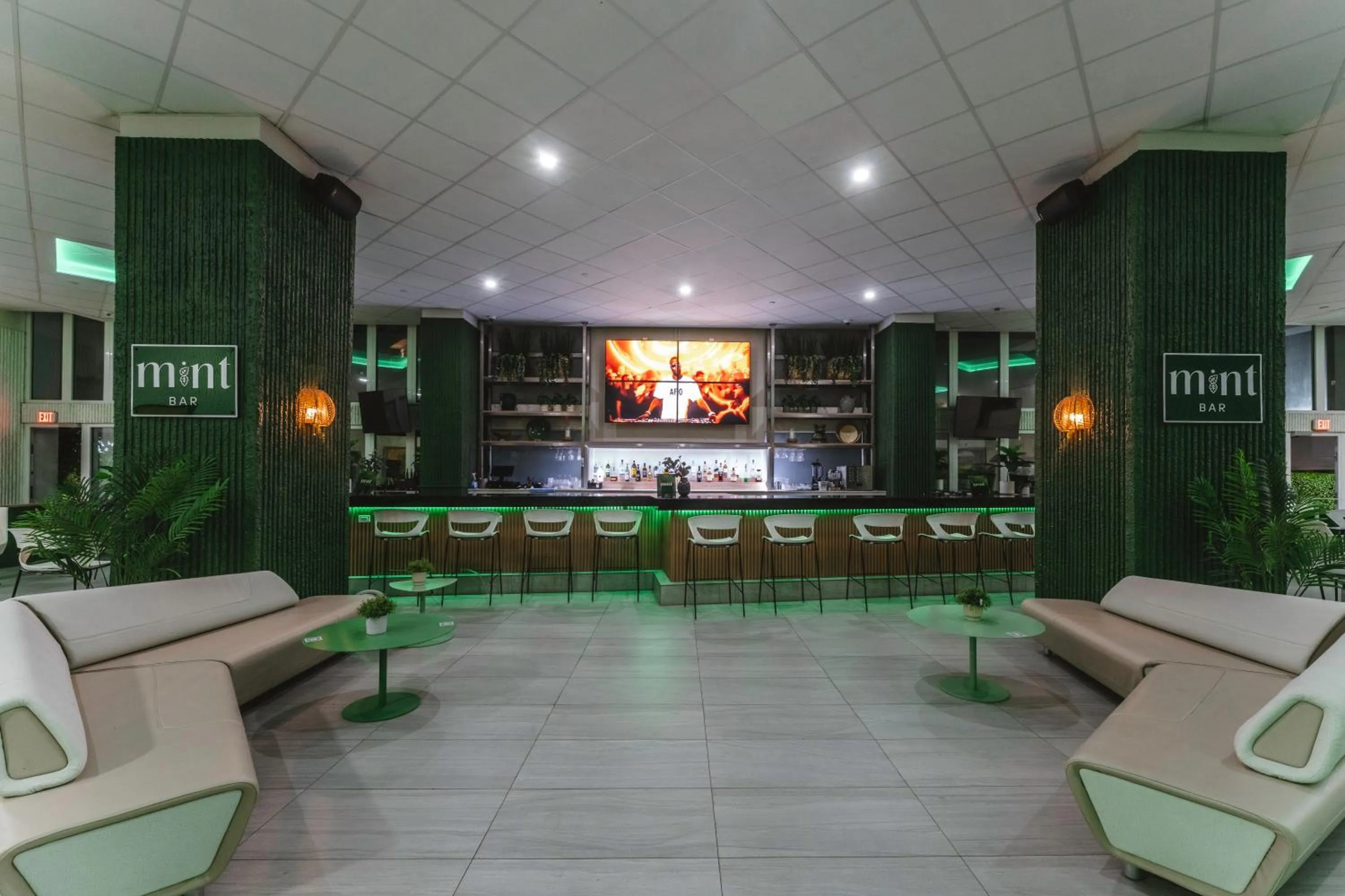 Lounge or bar in OCEAN VIEW DELUXE SUITE: PVT. BEACH & POOL