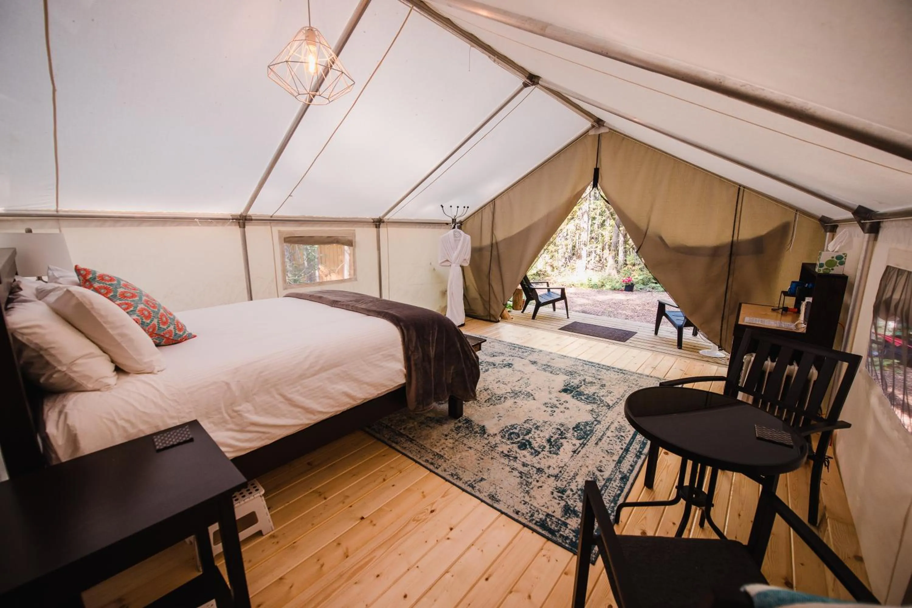 Bed in Cedar Haven Cabins and Resort