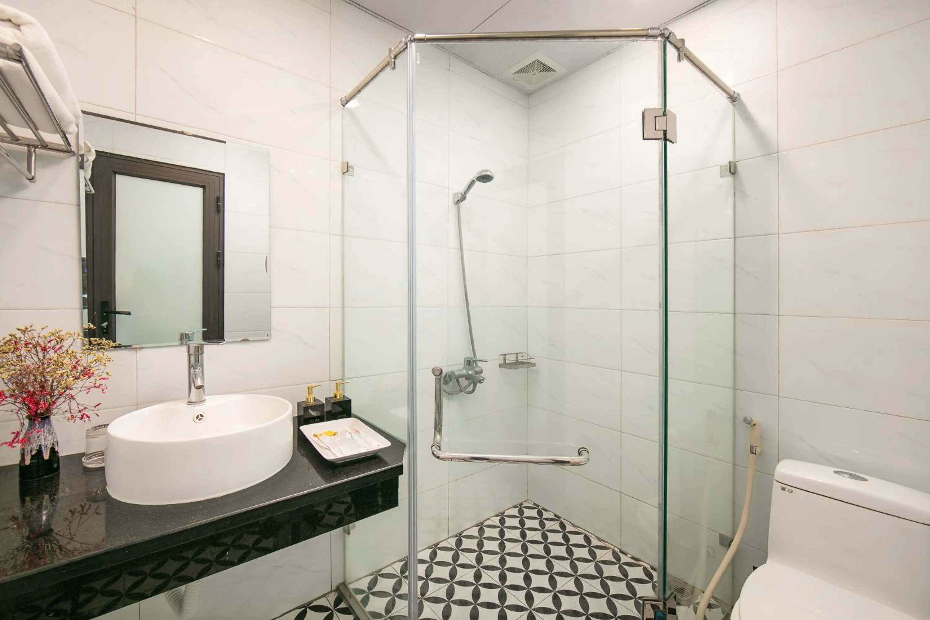 Shower in Dream Central Hotel & Spa - Hanoi Old Quarter