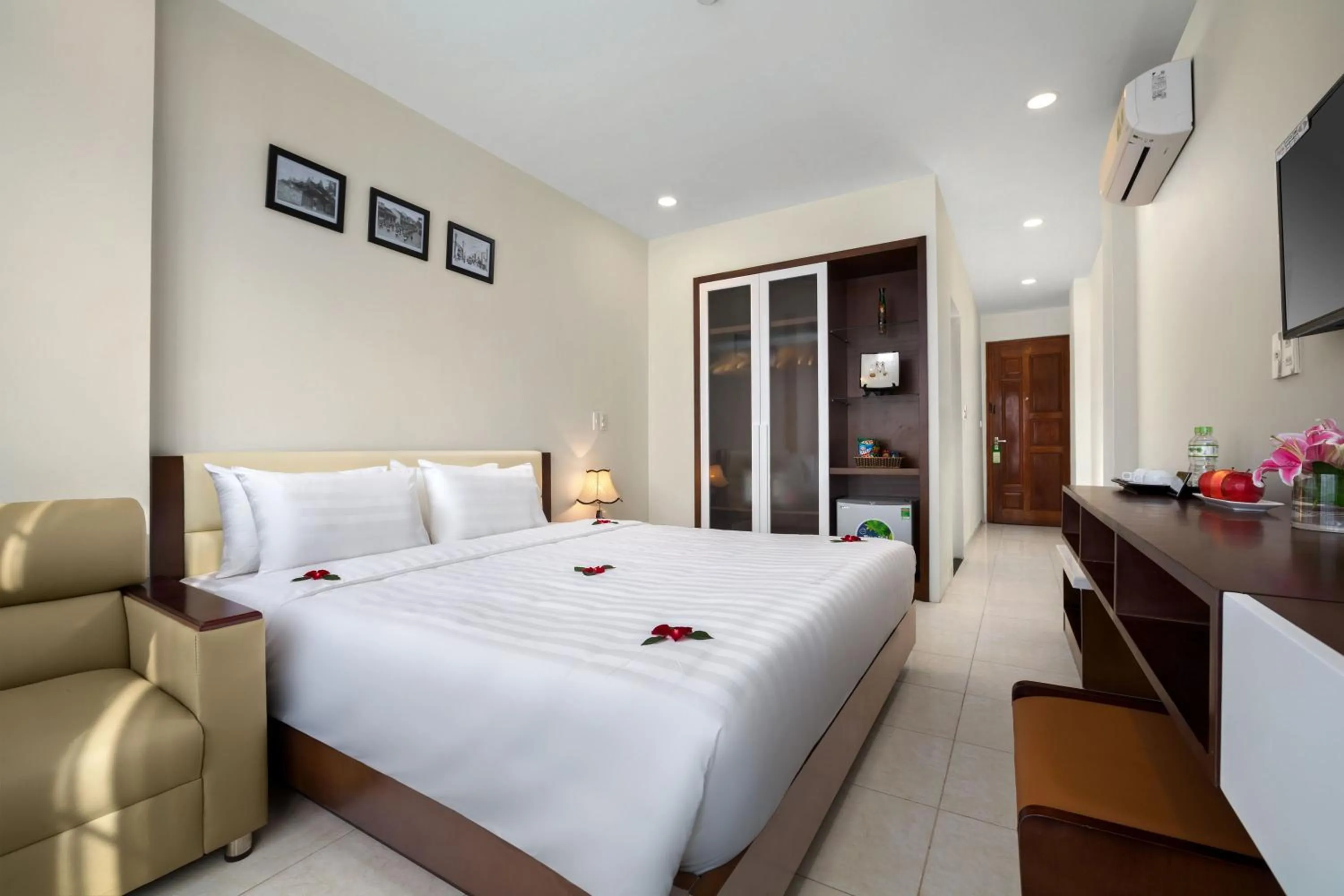 Photo of the whole room, Bed in Dream Central Hotel & Spa - Hanoi Old Quarter