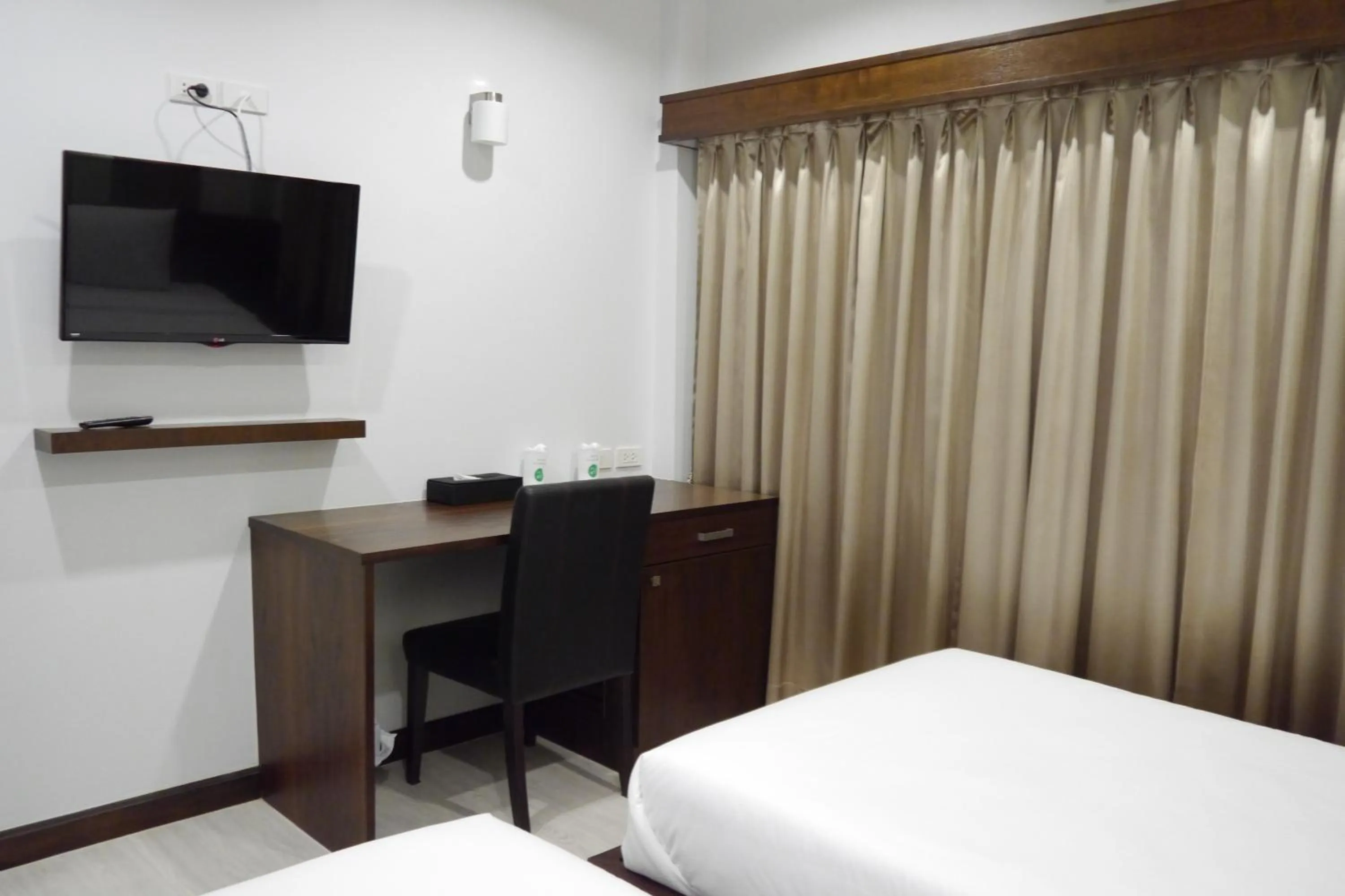 Bed in Lertnimit Hotel