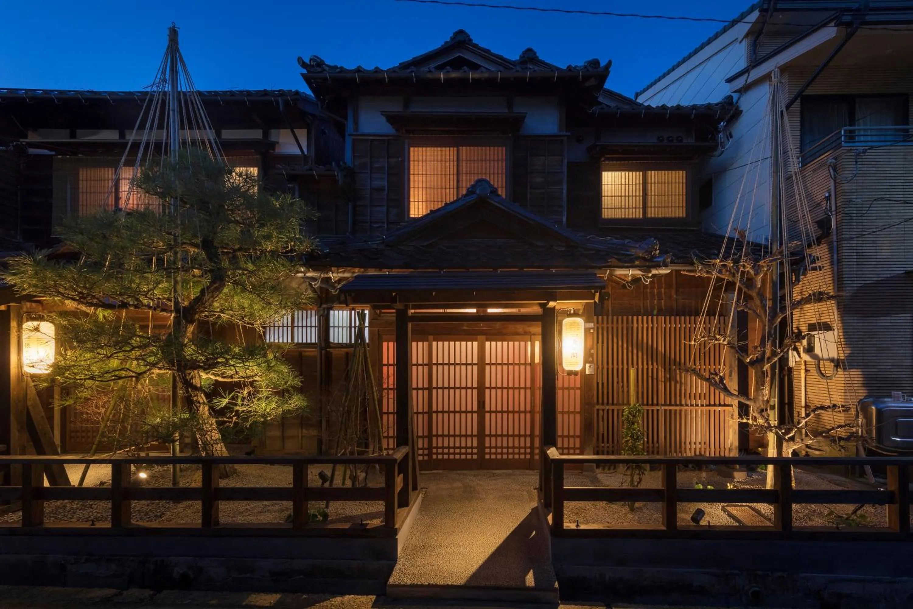Facade/entrance in Hikoso-machi Kin no Ma