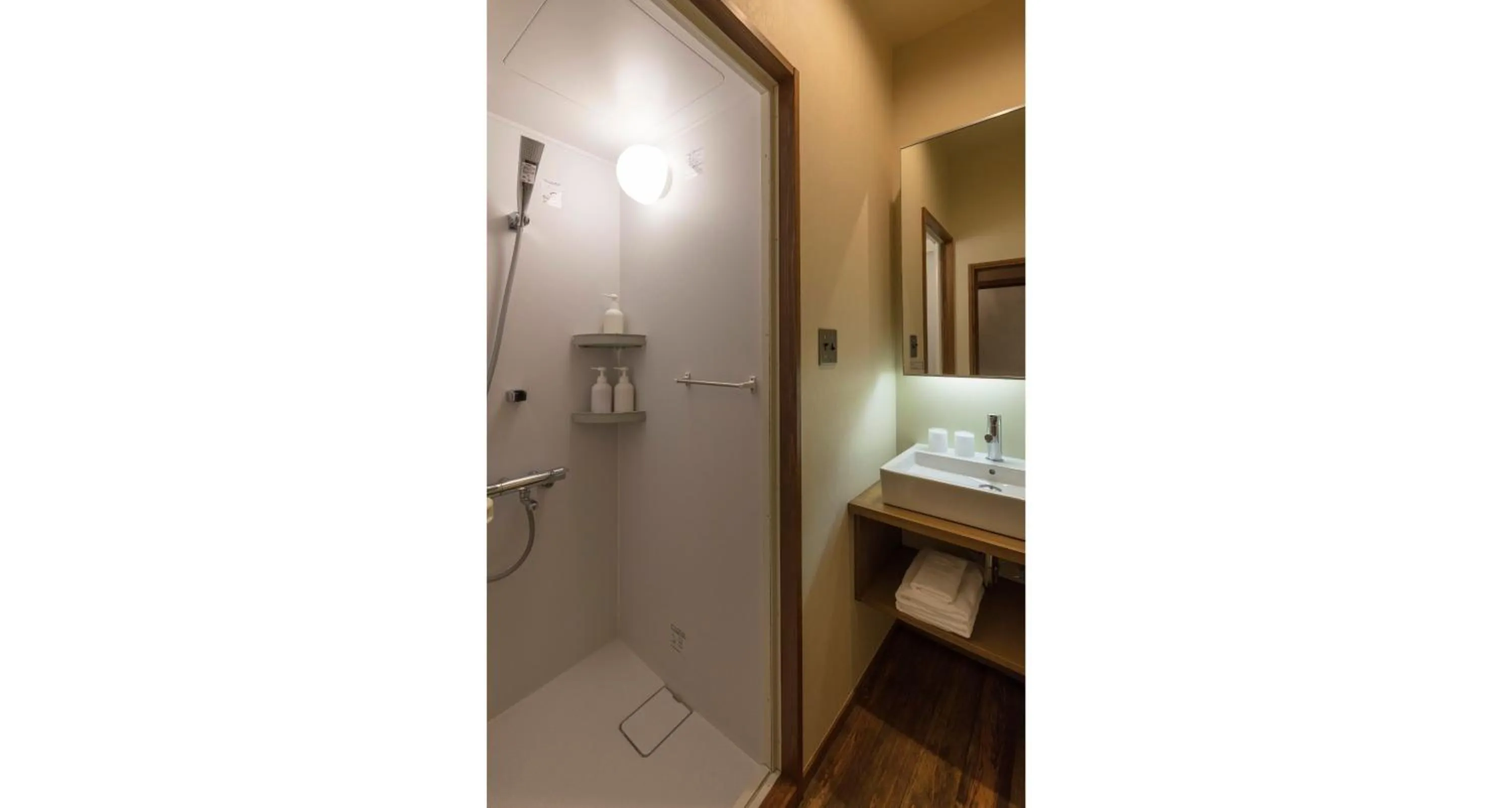 Shower in Hikoso-machi Kin no Ma