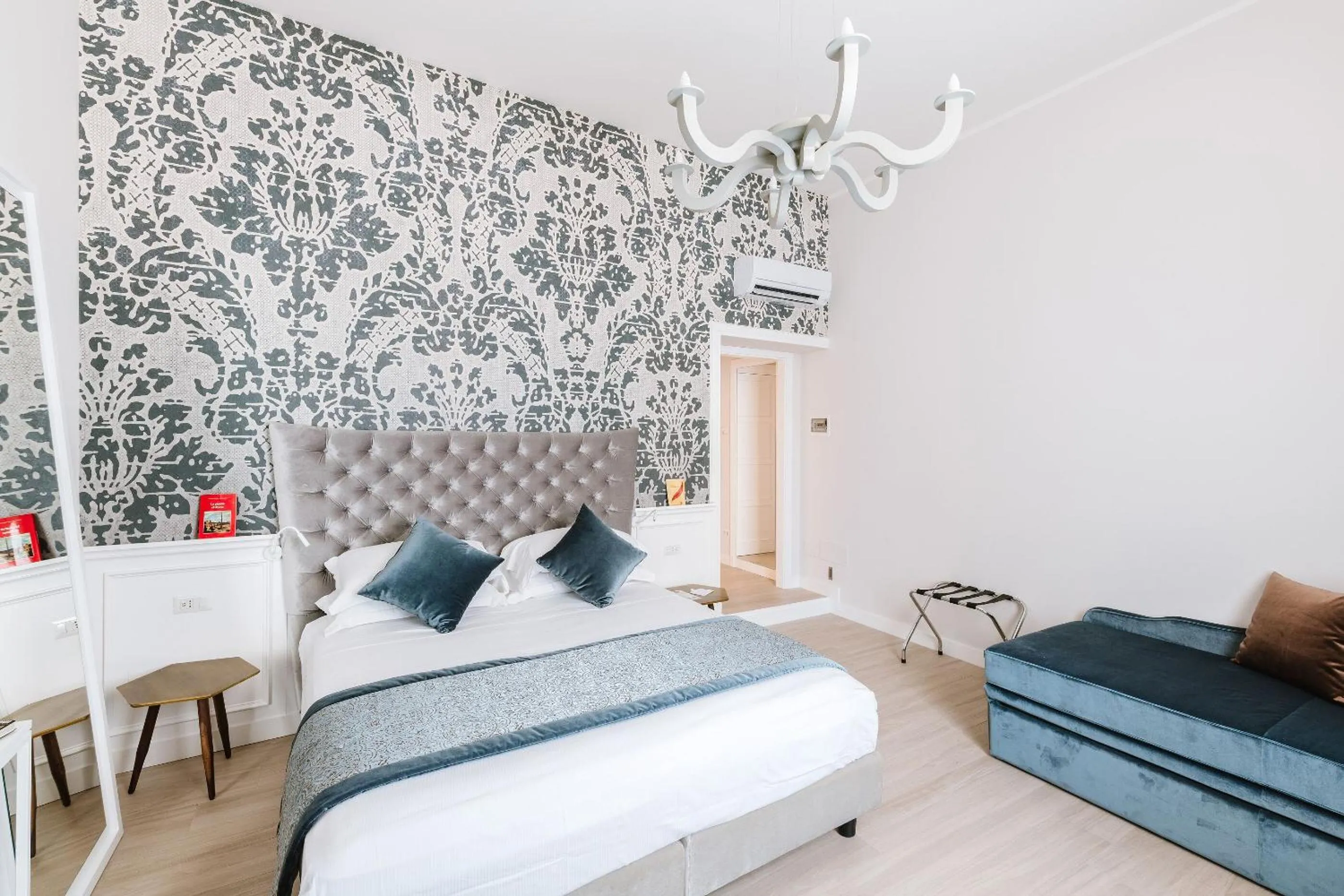 Bed in Rhea Silvia Luxury Navona