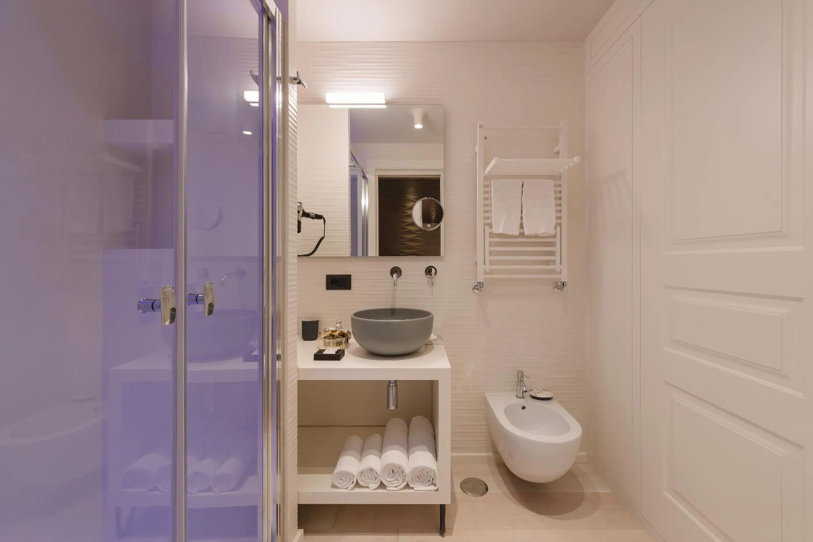 Shower in Rhea Silvia Luxury Navona