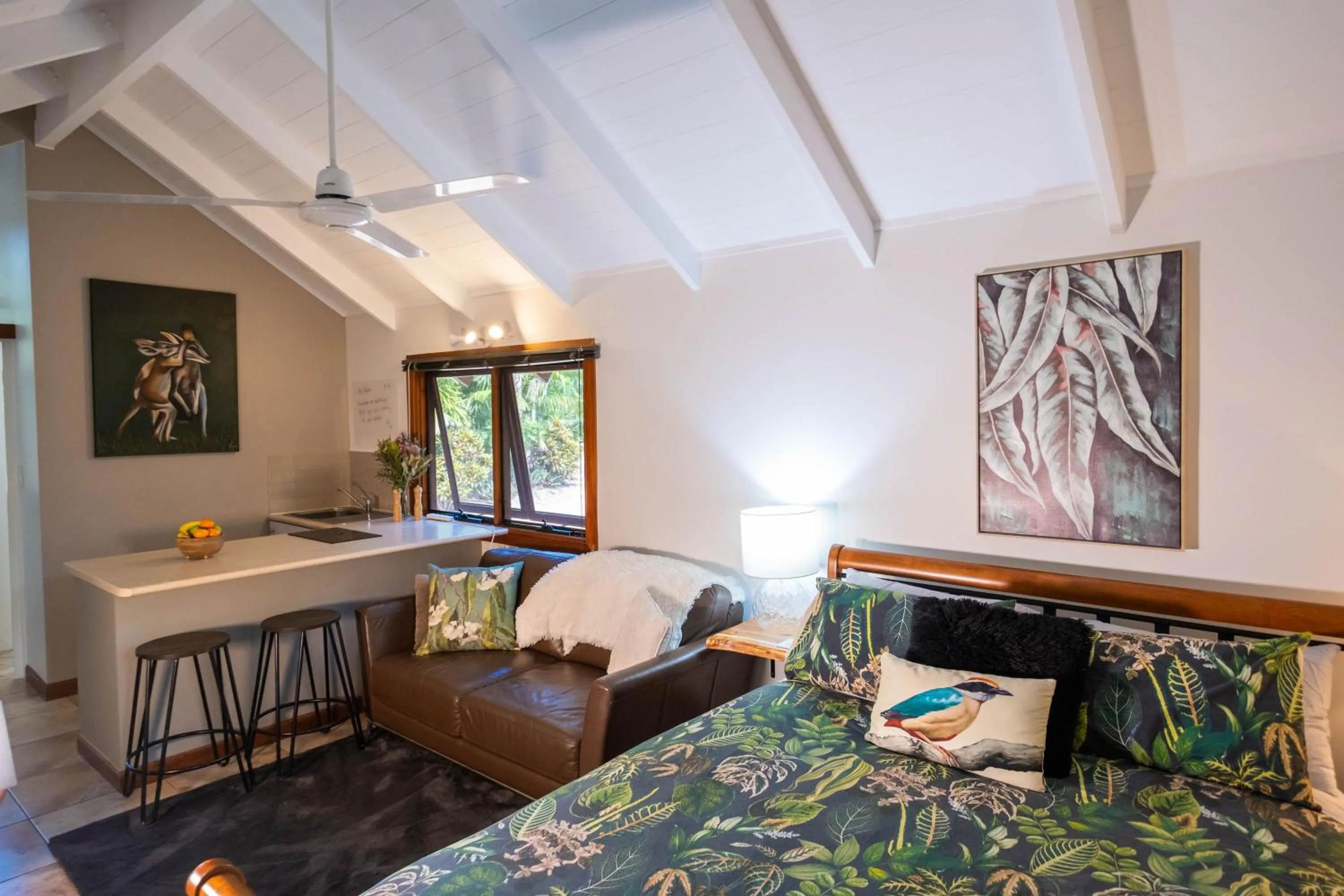 TV and multimedia, Bed in Airlie Beach Eco Cabins - Adults Only