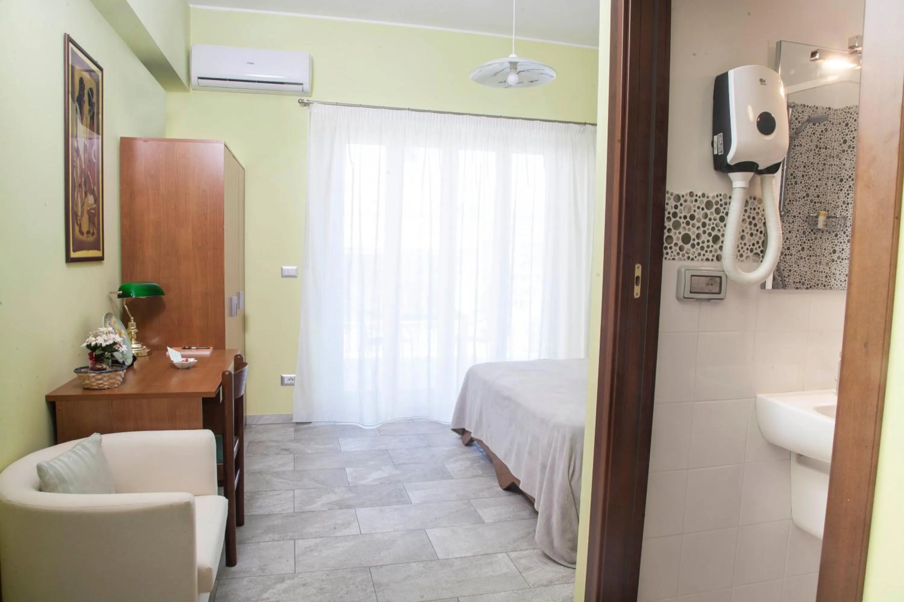 Photo of the whole room, Bed in Etna Sea House