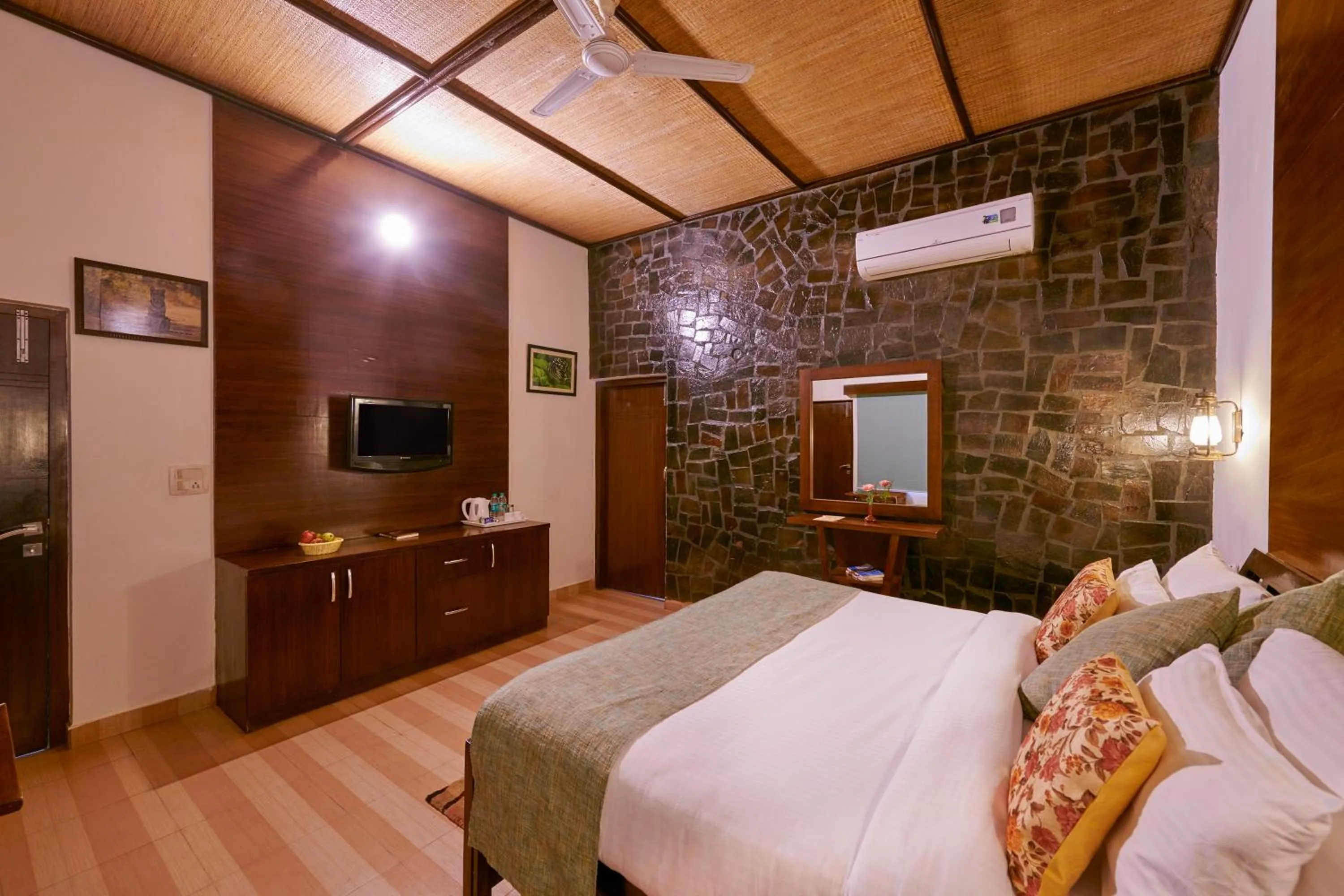 Bed in Aacorn Hideaway Resort & Spa