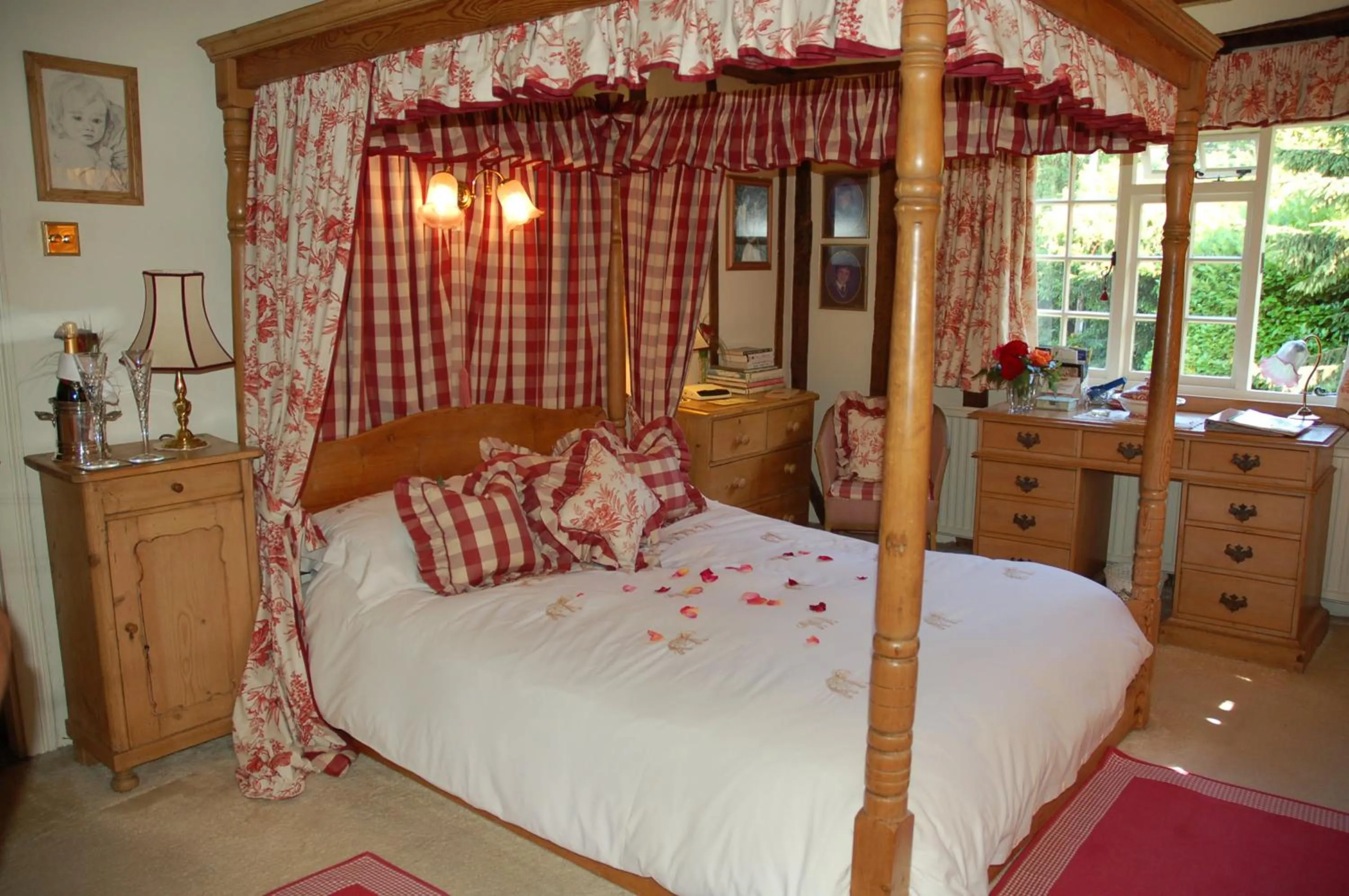 Photo of the whole room, Bed in Clayton Wickham Farmhouse