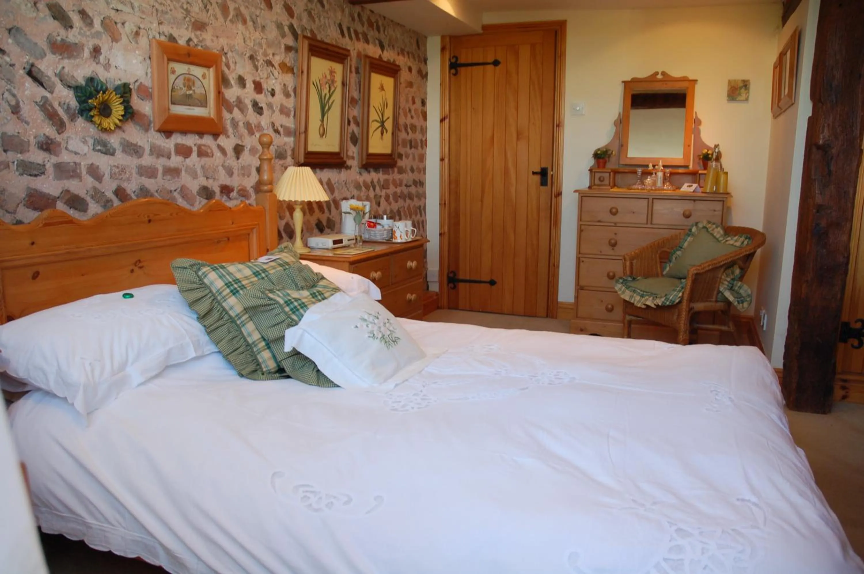 Photo of the whole room, Bed in Clayton Wickham Farmhouse