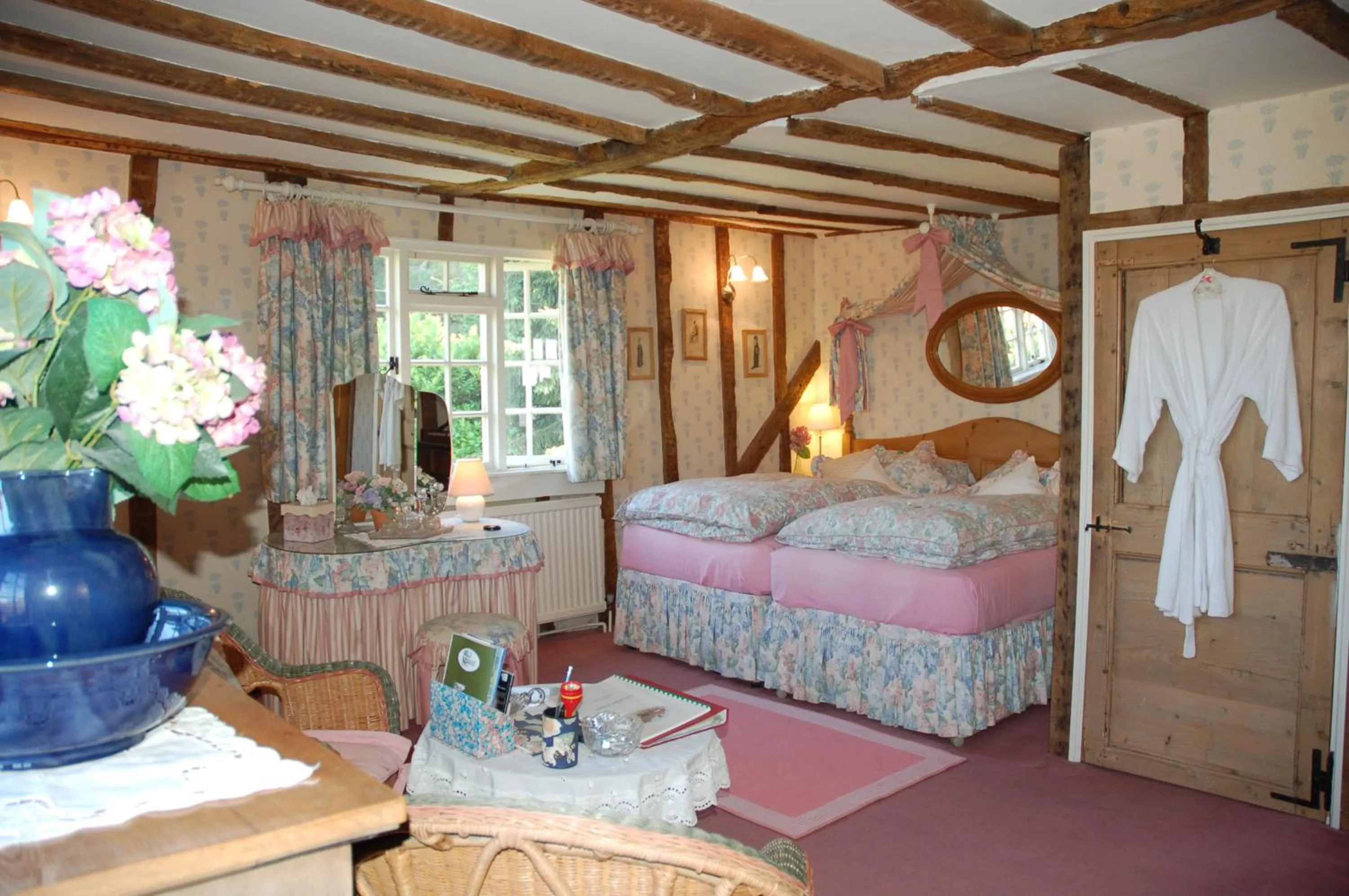 Photo of the whole room, Bed in Clayton Wickham Farmhouse