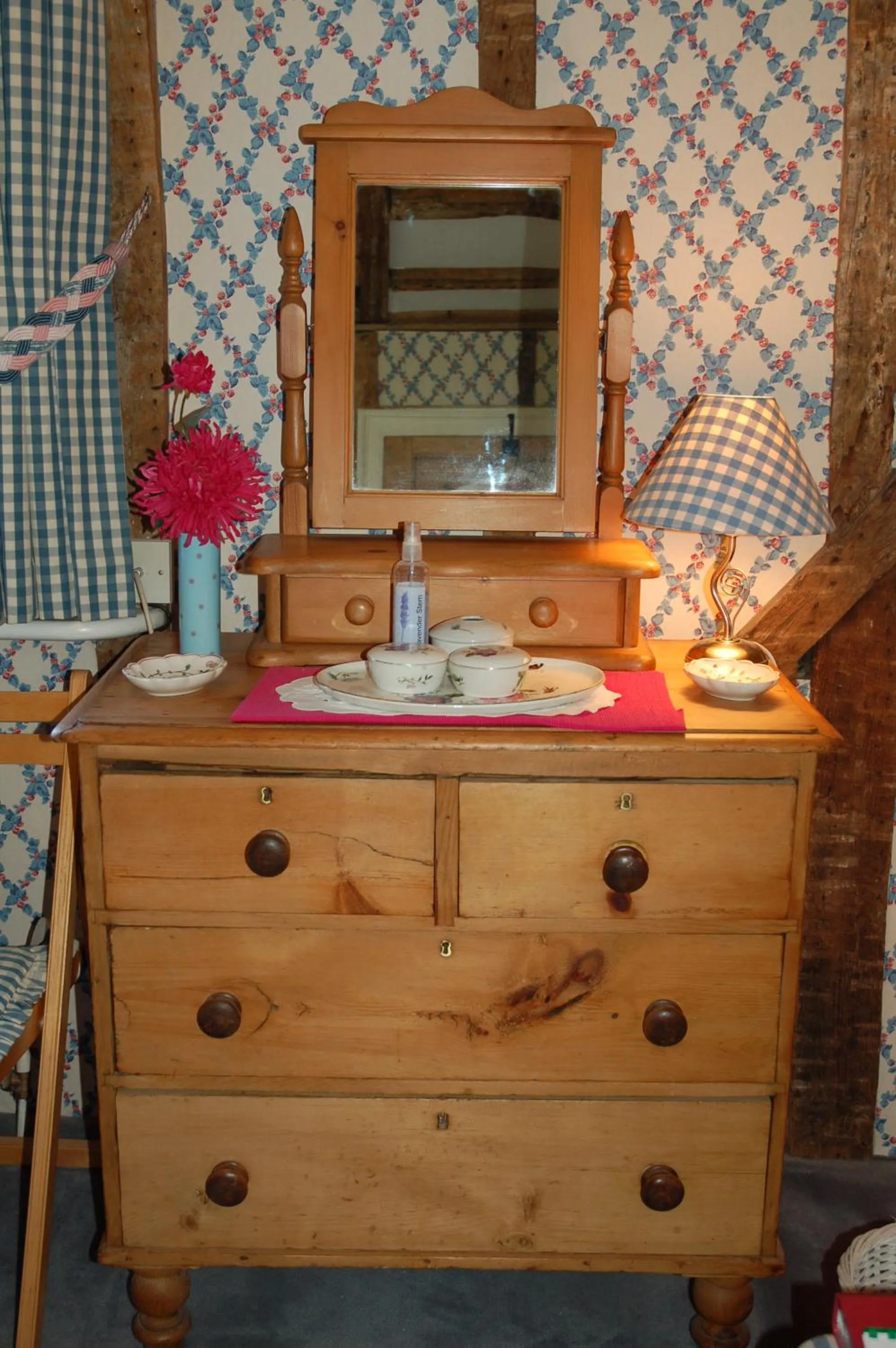 Photo of the whole room in Clayton Wickham Farmhouse