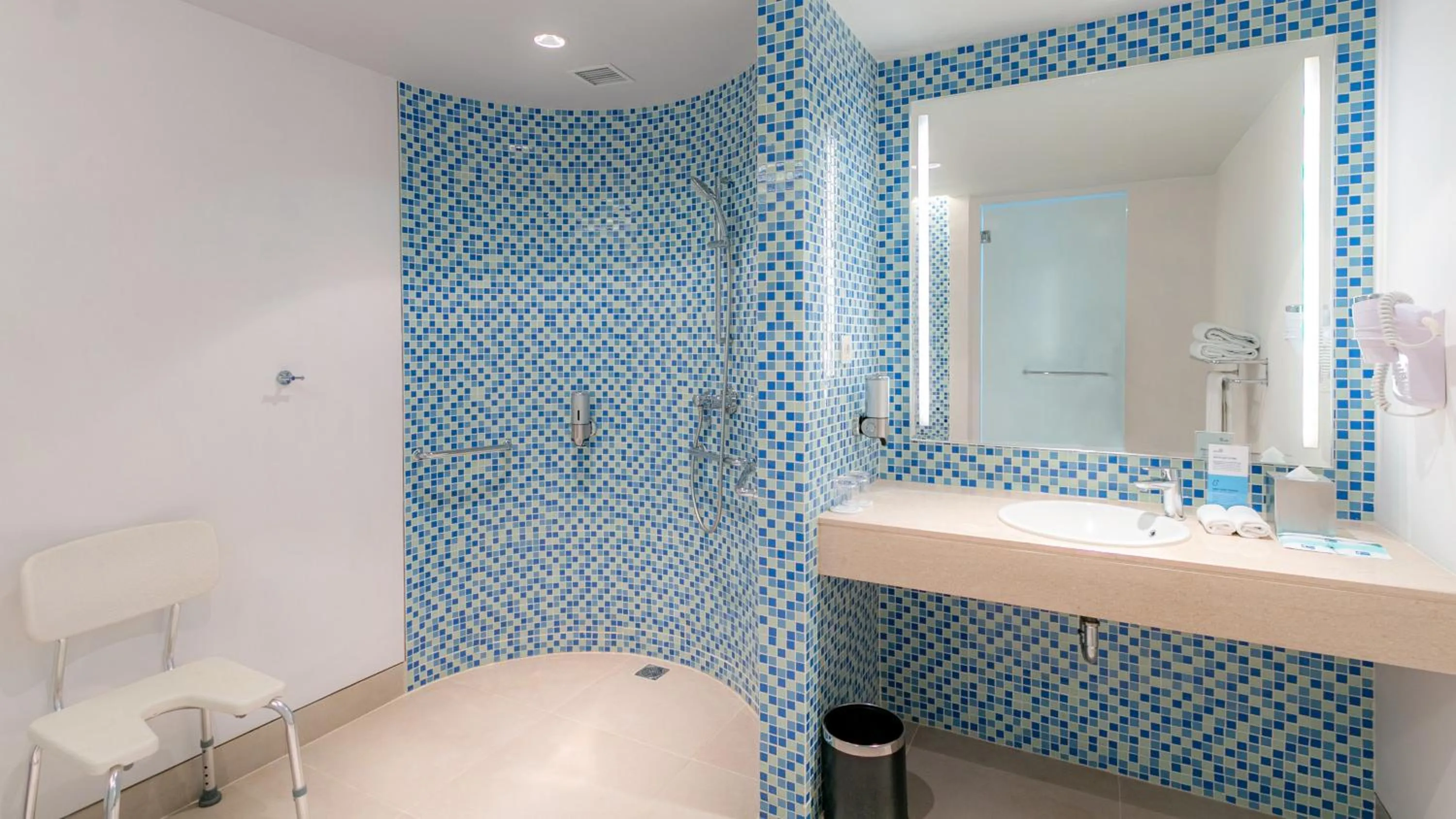 Photo of the whole room in Holiday Inn Express Baruna by IHG