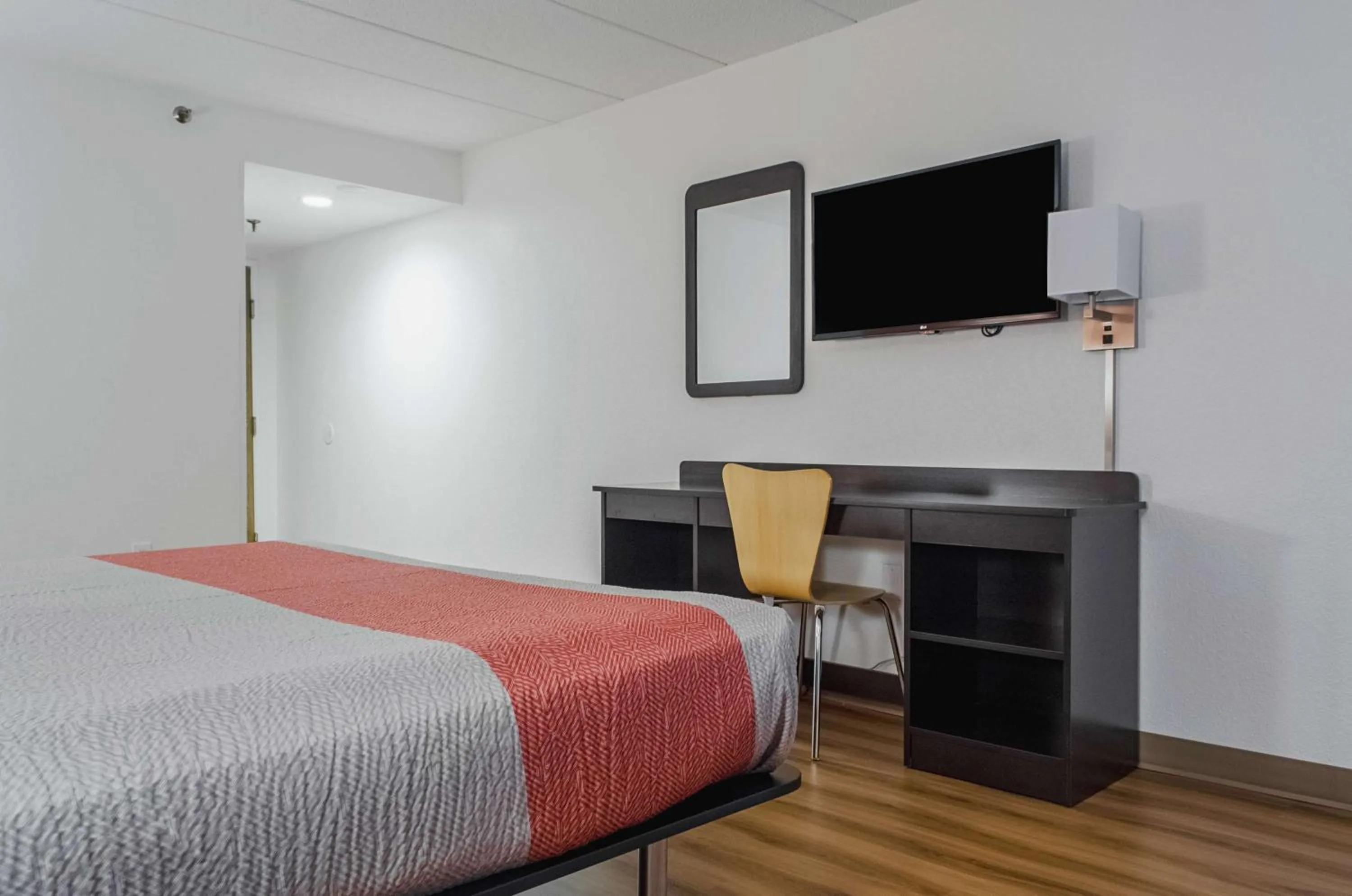 TV and multimedia, Bed in Motel 6-Brockton, MA