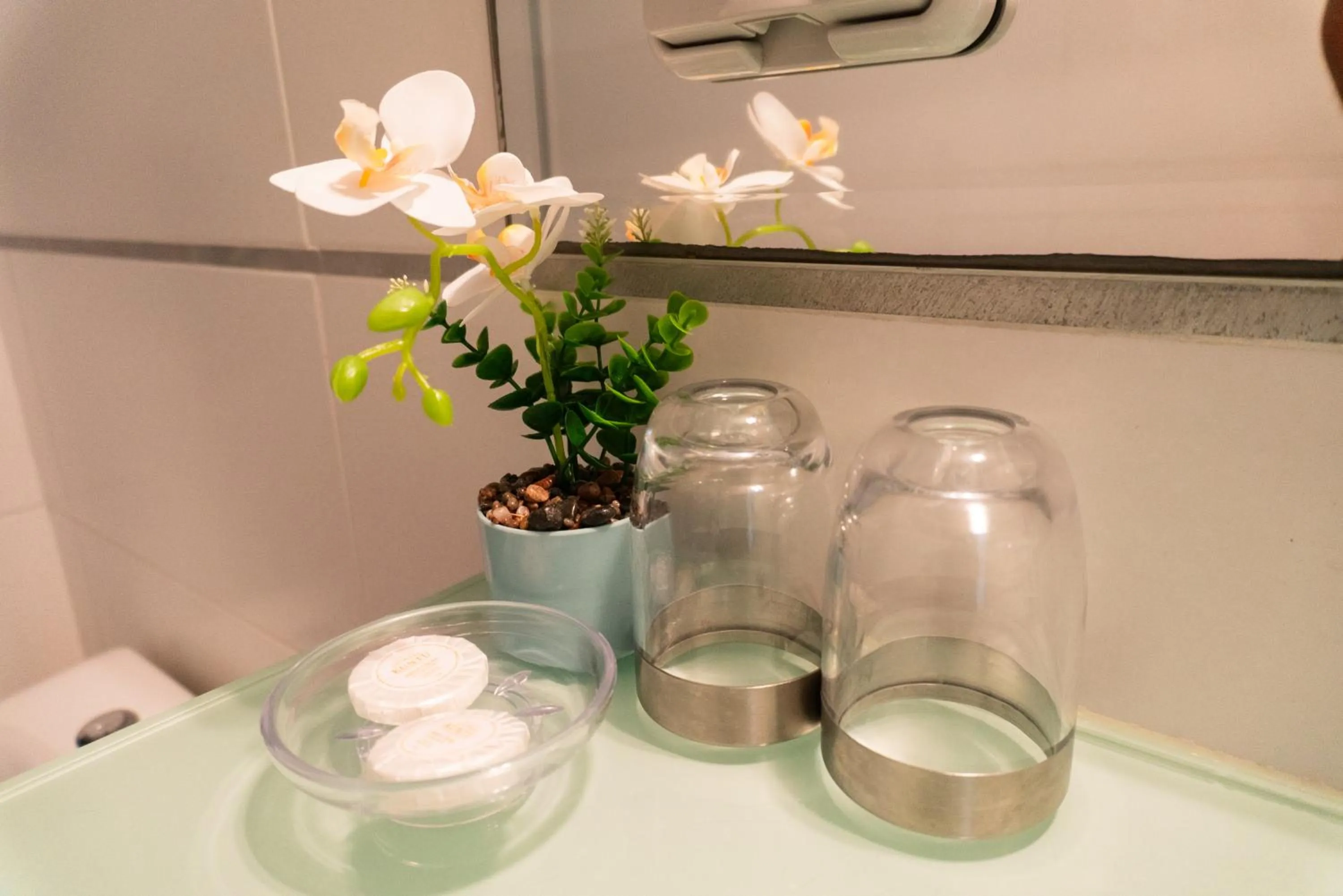 Shower in Apart Hotel Petit Palace Suites