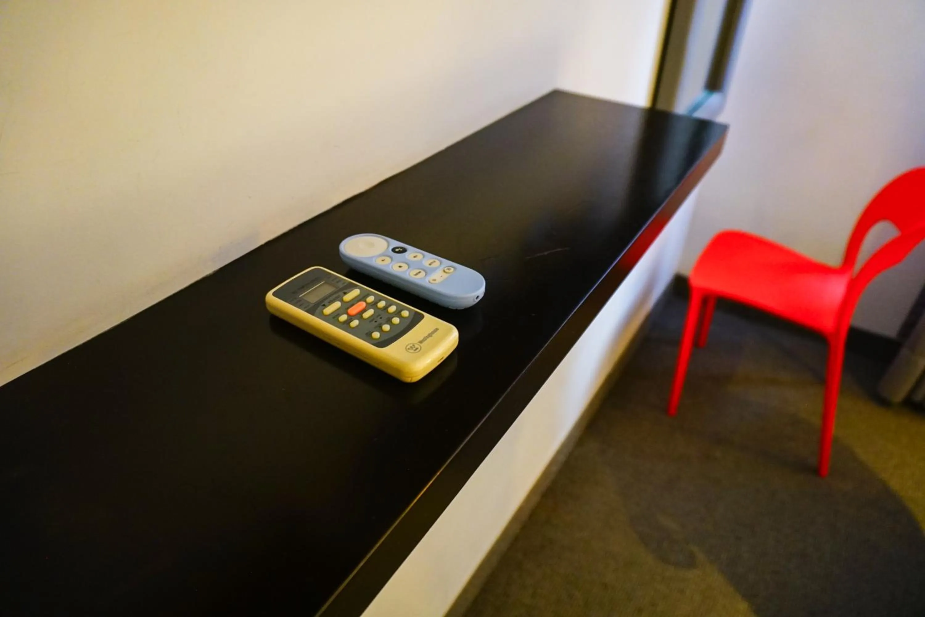 TV and multimedia in Apart Hotel Petit Palace Suites