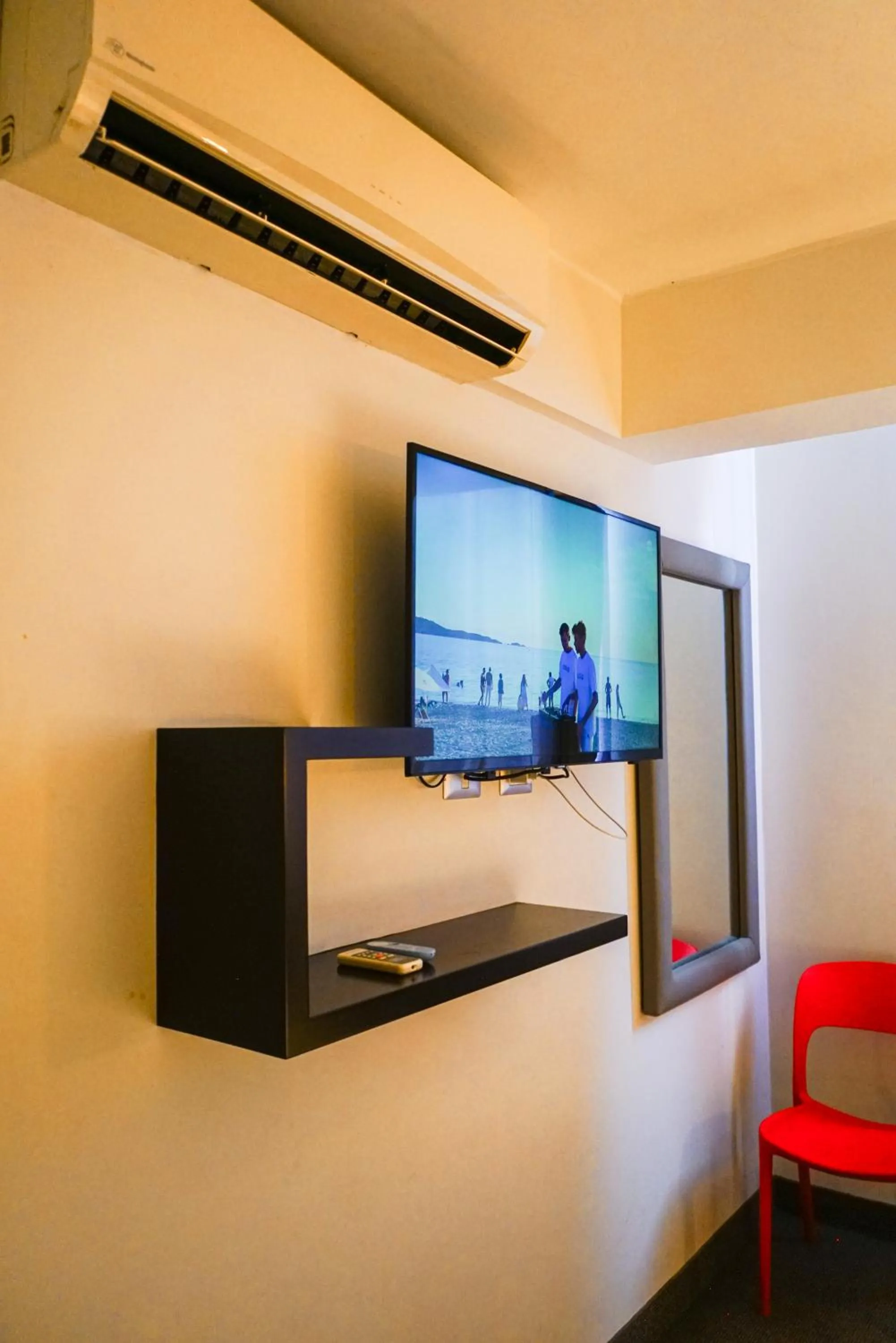TV and multimedia in Apart Hotel Petit Palace Suites
