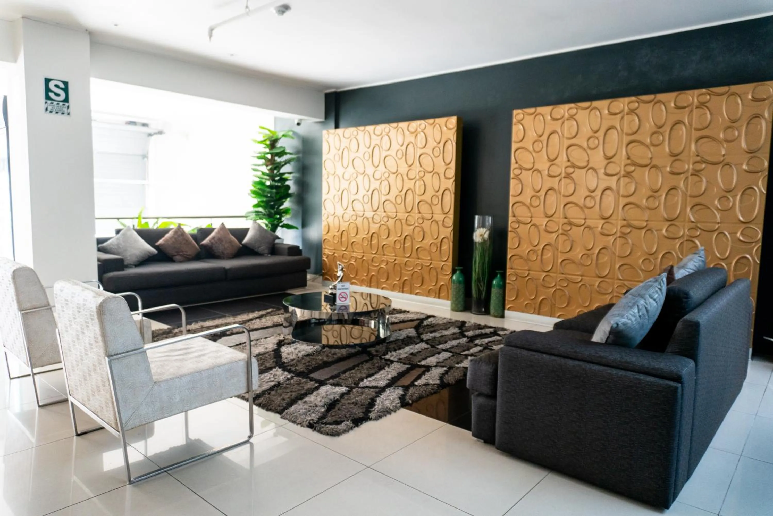 Day in Apart Hotel Petit Palace Suites